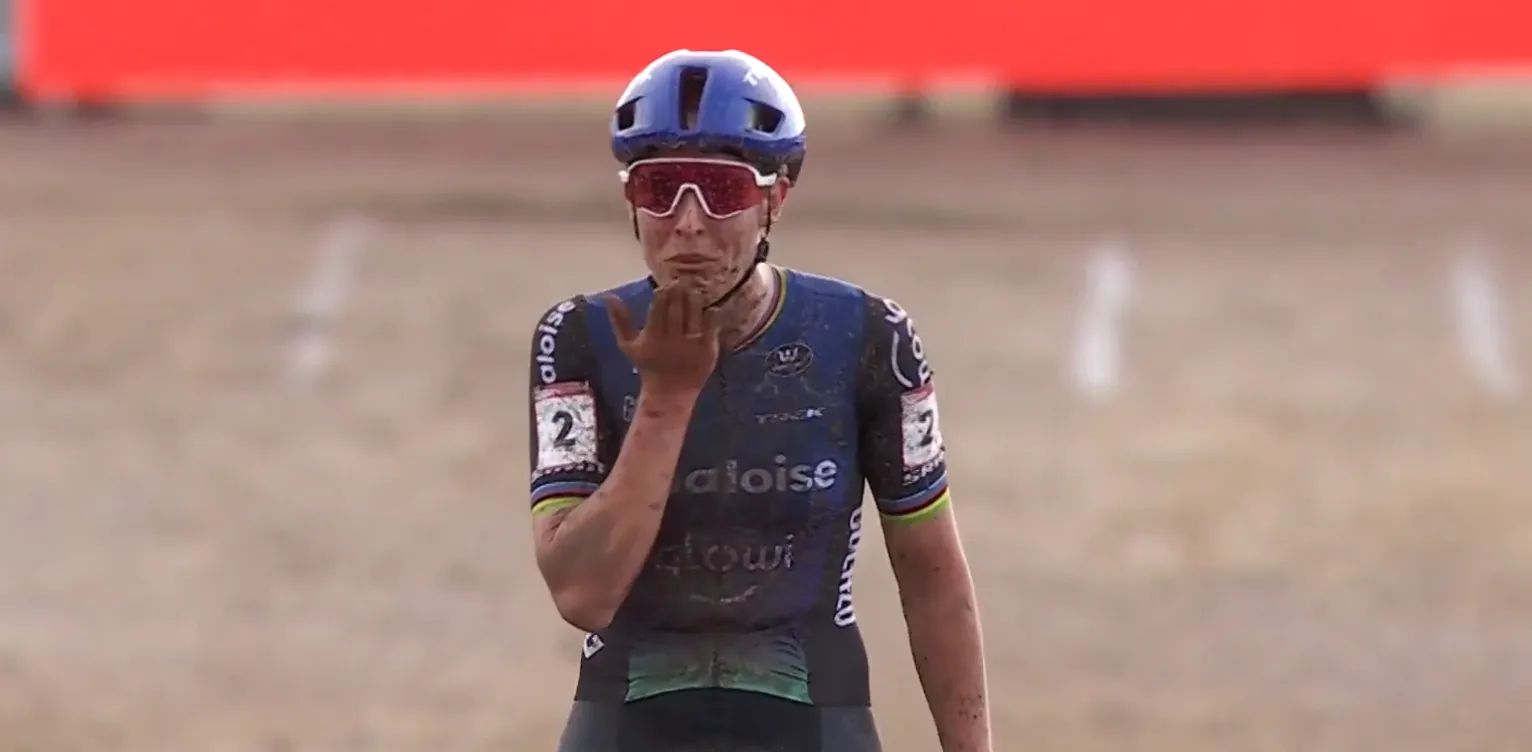 Lucinda Brand verklaart emoties na Sardijnse zege: 'Deze was voor thuis'