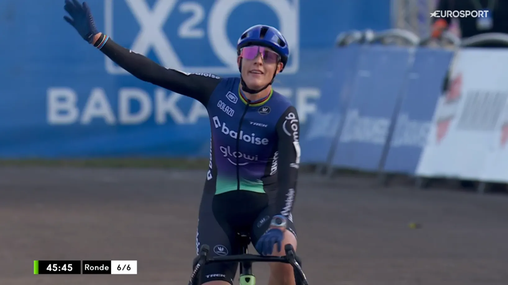 Lucinda Brand voor de derde dag op rij de sterkste: ook in Hofstade winst, ondanks lastige achterblijvers