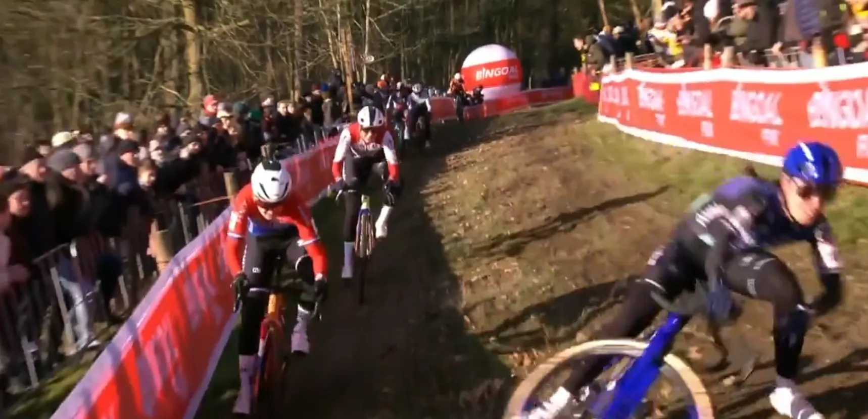 Shirin van Anrooij en Puck Pieterse vallen (op) met goede benen in Gavere, waar Lucinda Brand naar zege vlamt