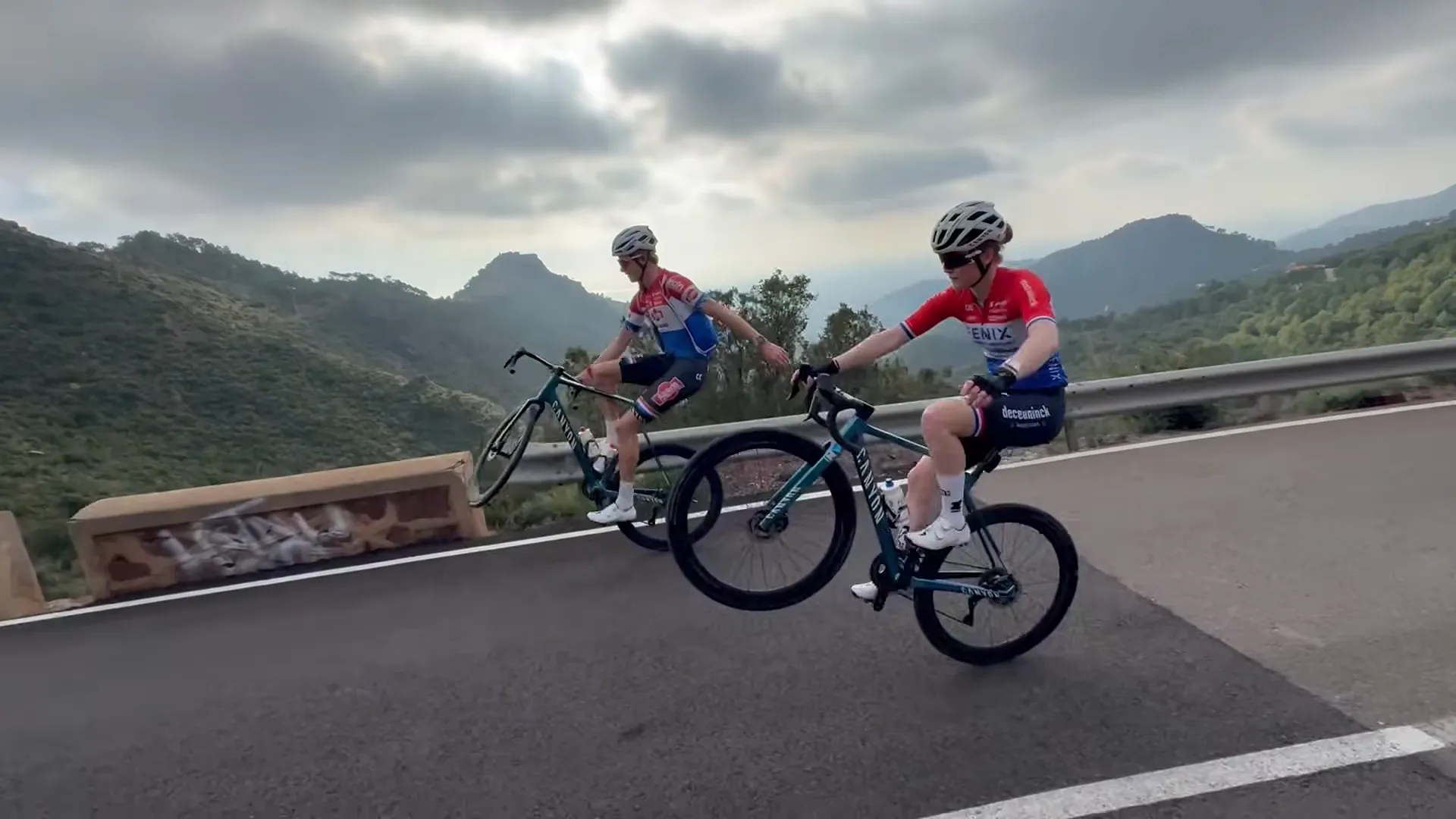 🎥 De loodzware 'Alpecin-special' en NK wheelierijden: Pieterse en Del Grosso geven kijkje in cross-voorbereiding