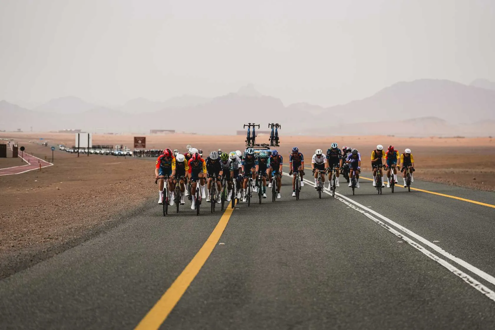 Encouraging start to the season Fabio Jakobsen, double crash top favorite, and Jonathan Milan wins: spectacular echelon battle in the opening stage of the AlUla Tour