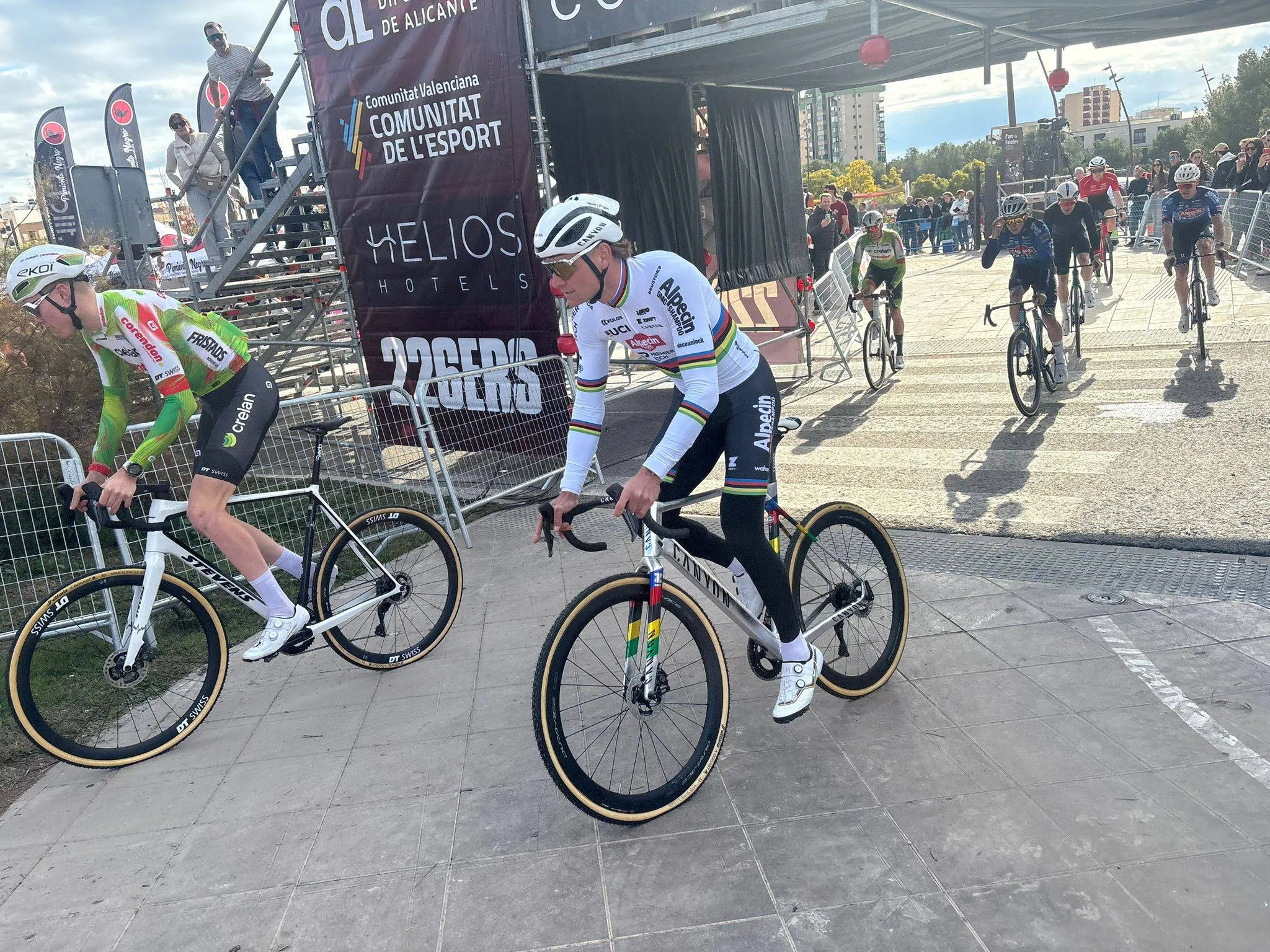 Mathieu van der Poel moest vooral zijn trainer overtuigen om mee te komen crossen in Benidorm