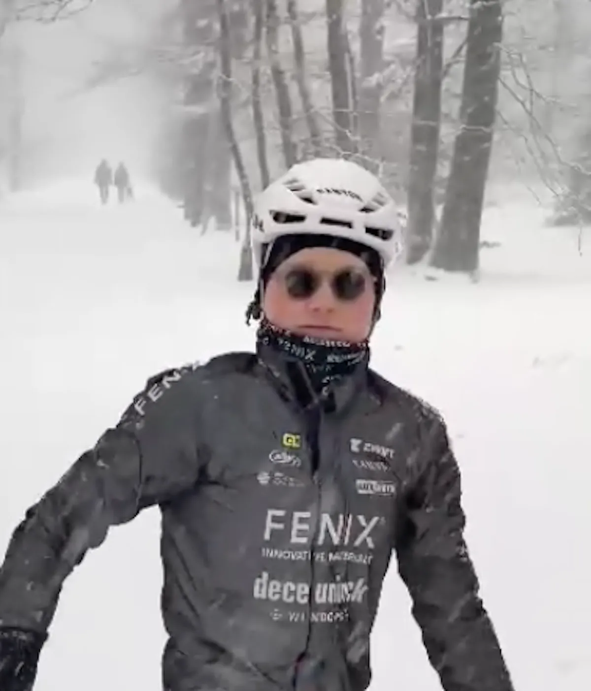 Hoezo hinder door sneeuw? Puck Pieterse laat zich niet tegenhouden en richt zich tot thuistrainers