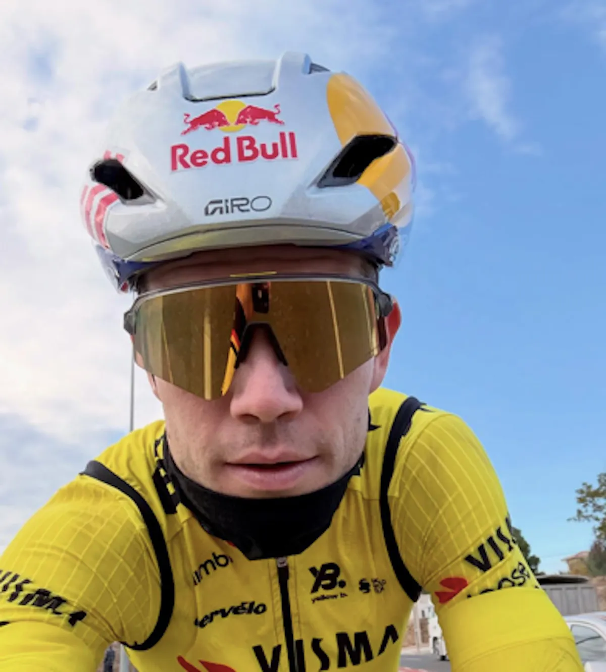 Fans kunnen gerust zijn: lachende Wout van Aert werkt alweer stevige trainingsrit af