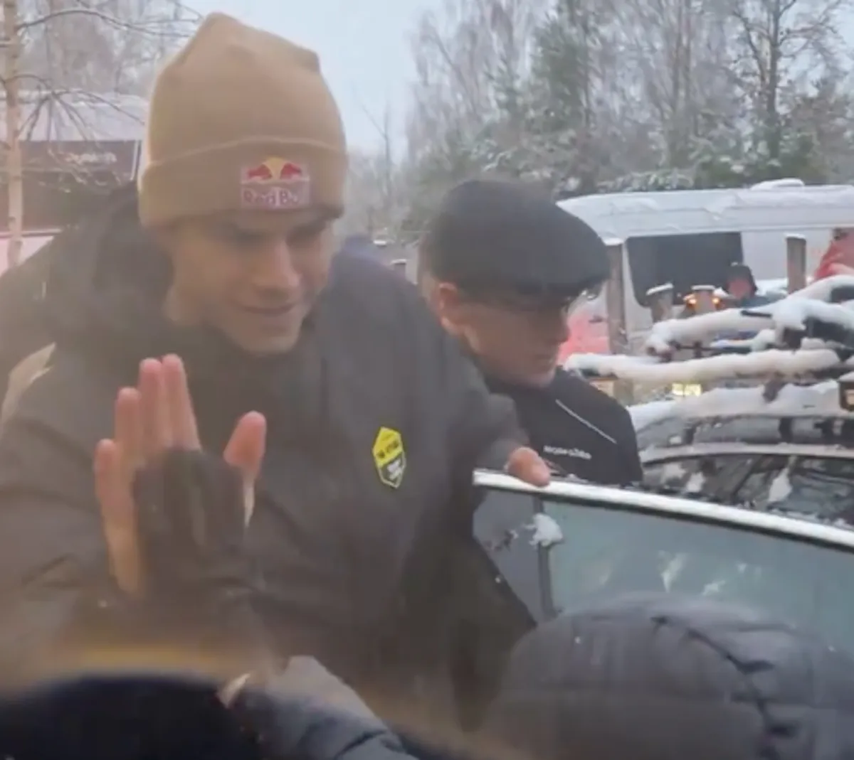 📽️ 'Merci he'; Wout van Aert kan na valpartij in Mol lachen om bijzondere première en bezorgt jonge fan een topdag