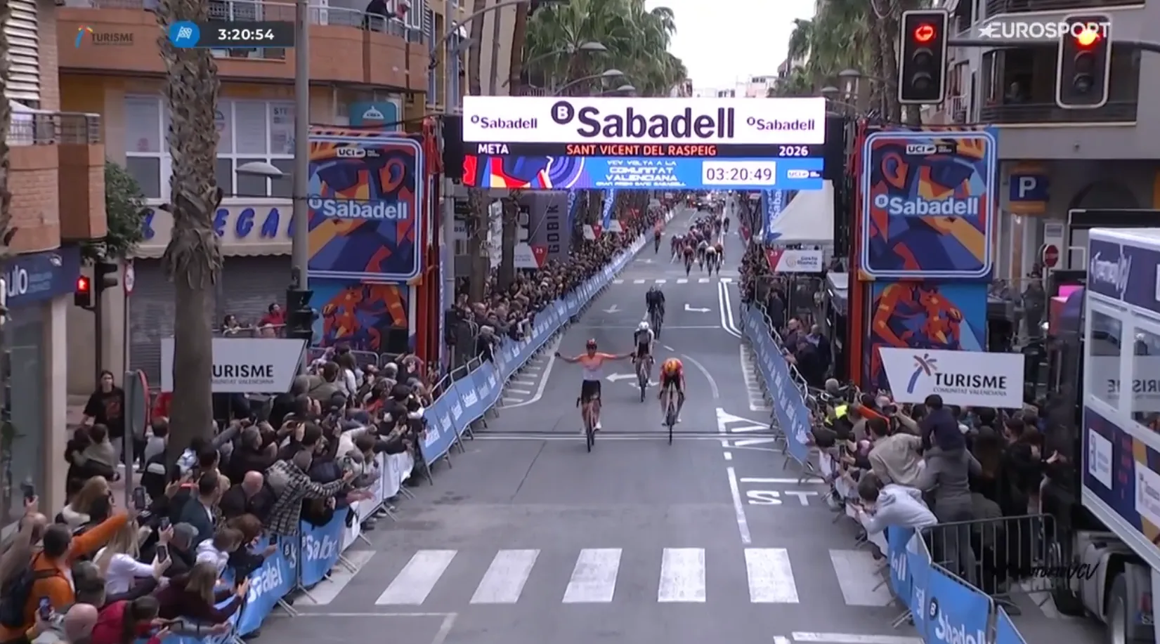 No friends made, but young August (INEOS) keeps his cool and outsmarts his breakaway companions in Valencia