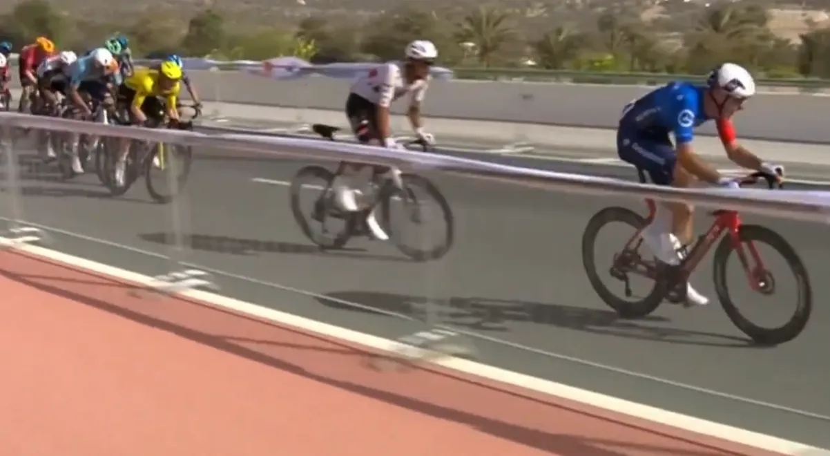 Isaac del Toro bestiert UAE Tour direct en doet wat Tadej Pogacar vorig jaar niet lukte