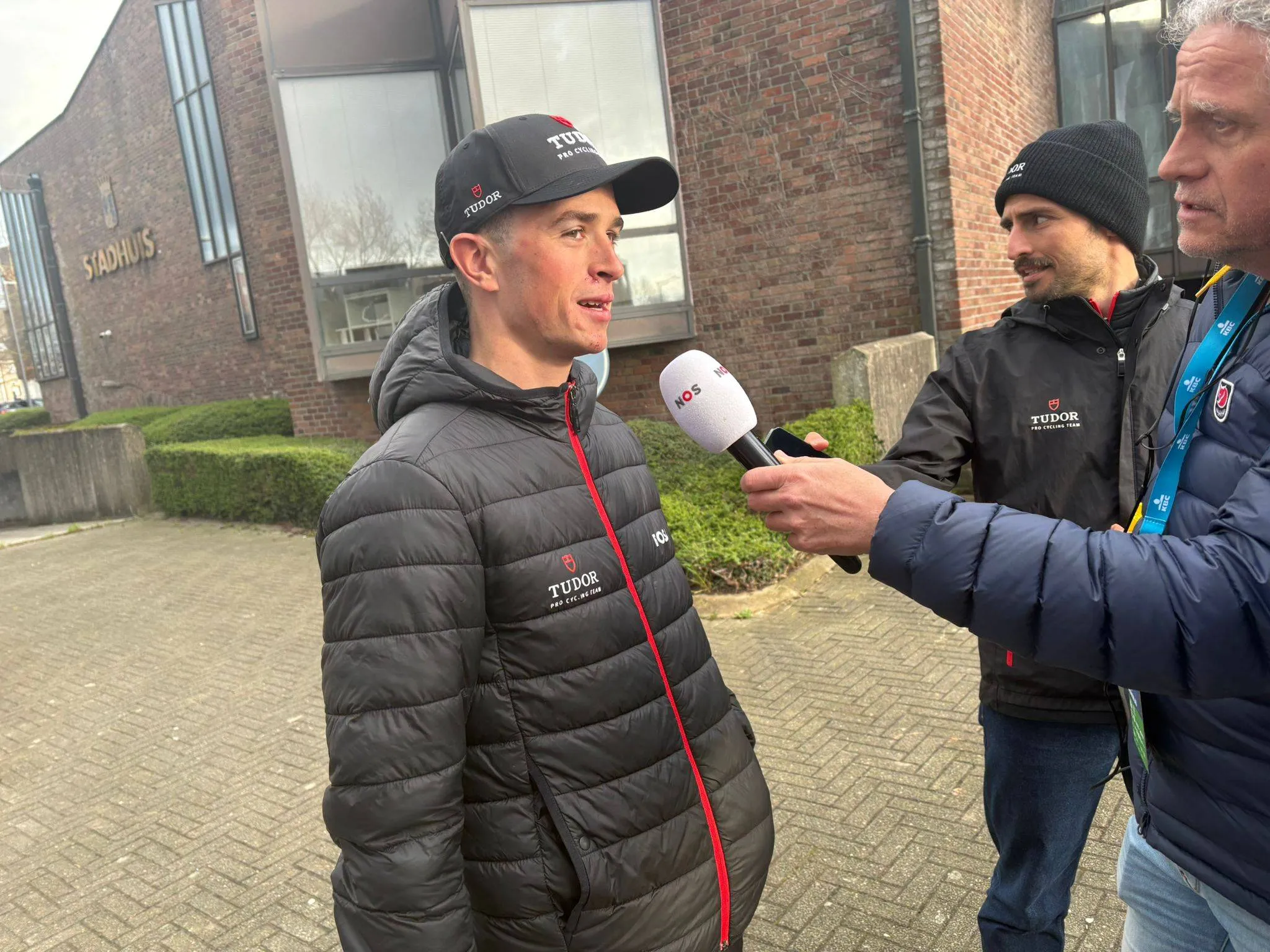Rick Pluimers zegt sorry na cruciale Omloop-val: 'Gelukkig is de vrouw van onze verzorger tandarts'