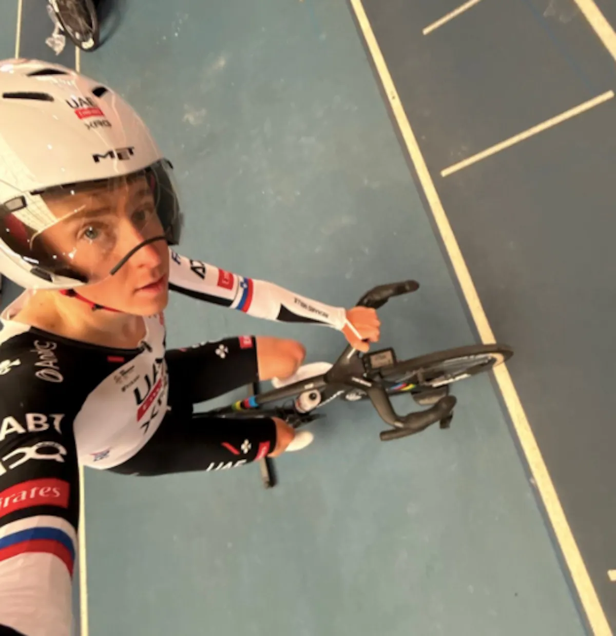 Pogačar winks after bizarre encounter: “A long day ended with losing my biggest fan”