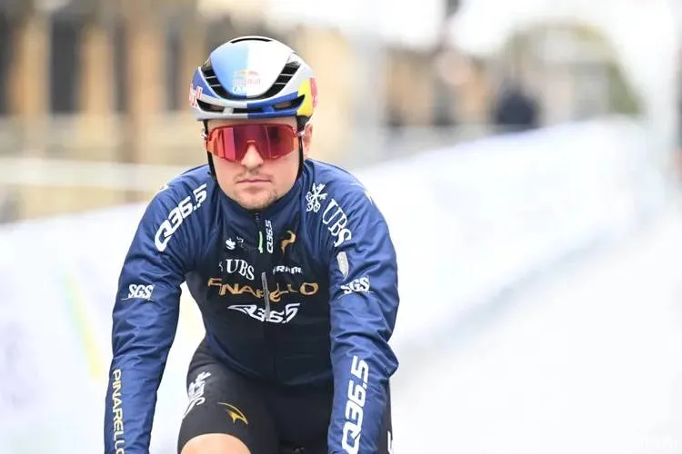 What happened to Tom Pidcock when he was dropped in Omloop Het Nieuwsblad?