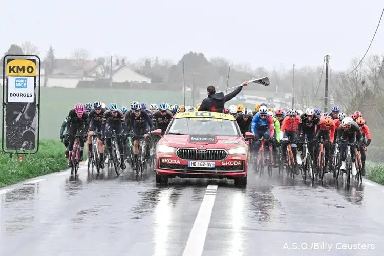 Paris–Nice medical bulletin after 15 DNFs: fractures for Dutch riders, Visma escape serious damage and Ayuso cites Kobe Bryant