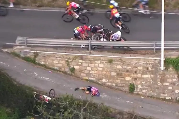 Silvestri and Niewiadoma escape unscathed after a terrifying crash at Sanremo Donne