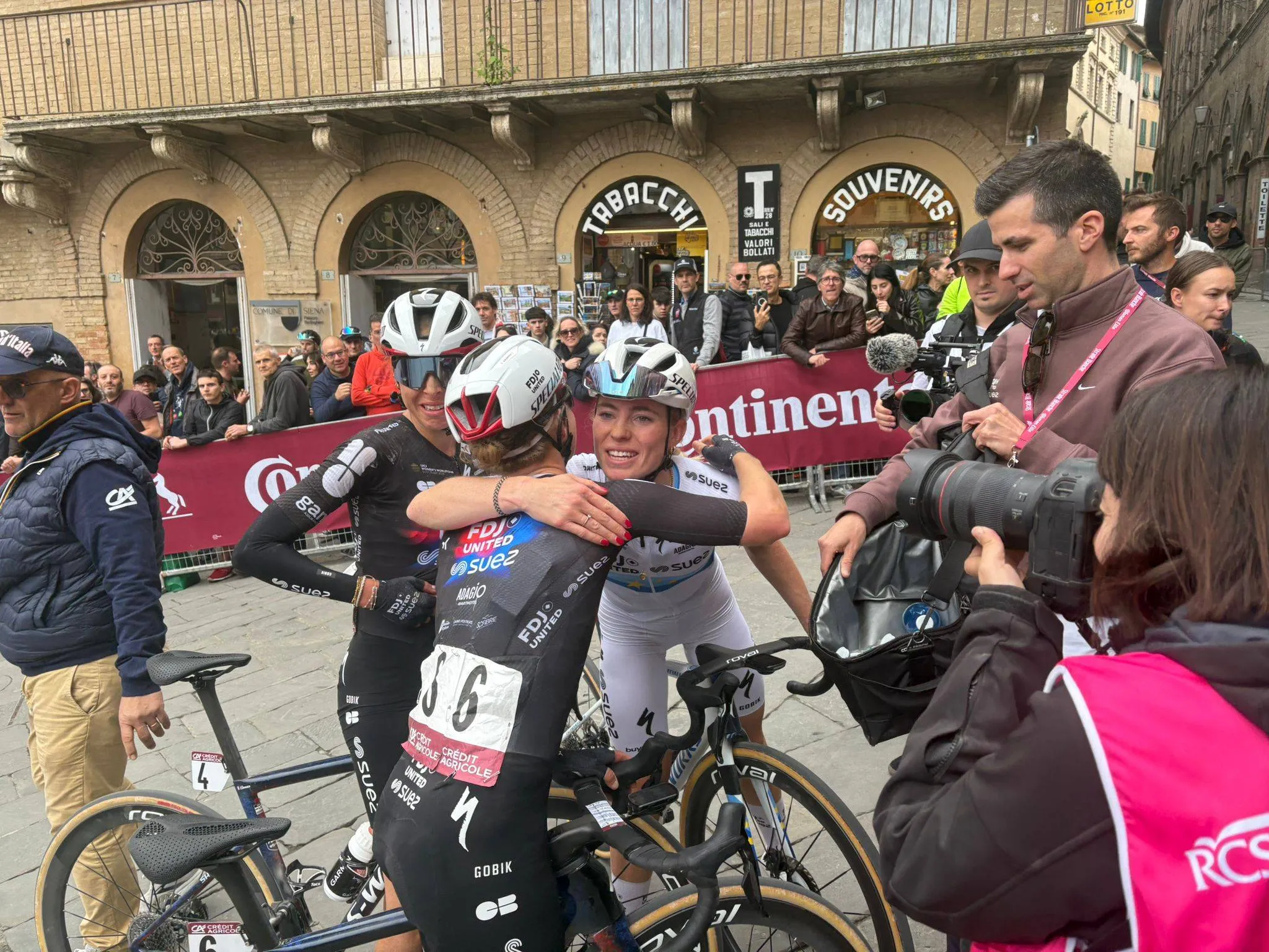 Demi Vollering the proudest woman on Piazza del Campo: “No matter how bad my day was, this is brilliant”