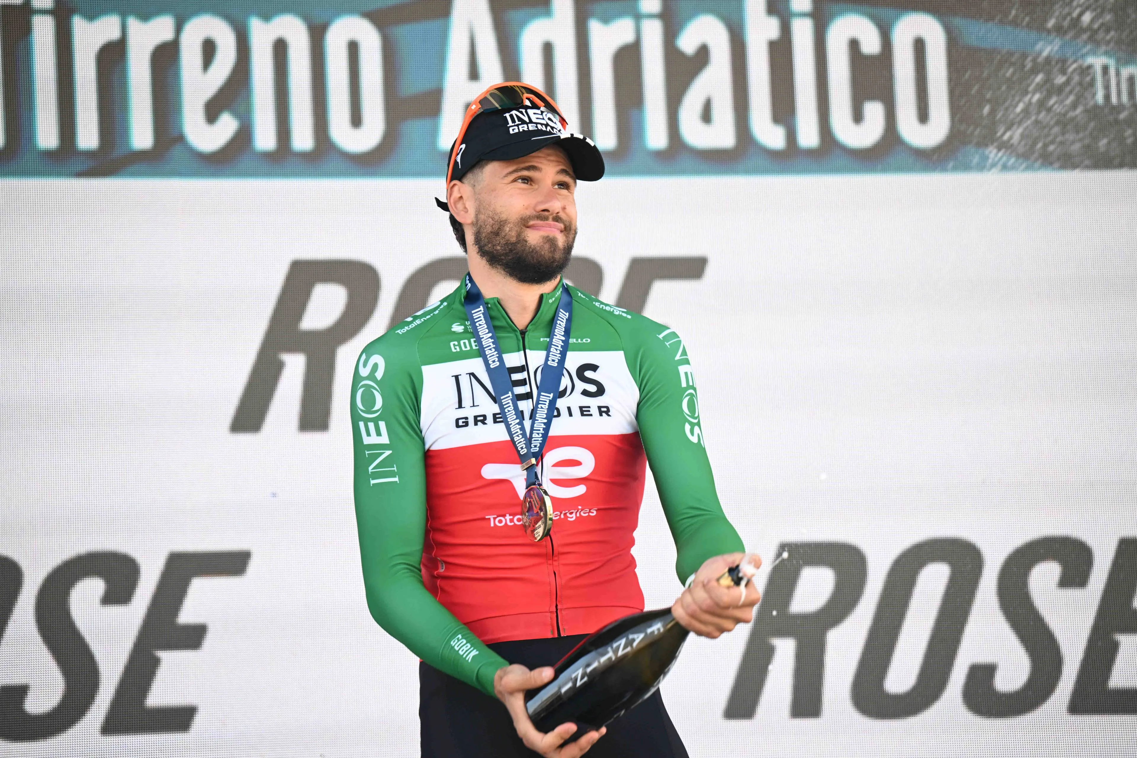 Tirreno-Adriatico 2026 | INEOS kan na indrukwekkende openingsdag de borst natmaken