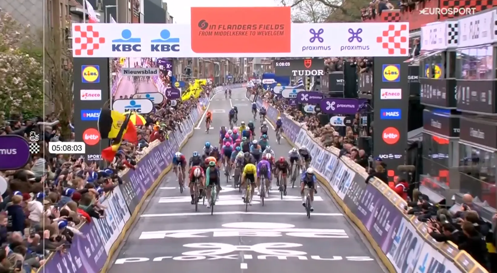 Van Aert and Van der Poel battle like old times, but In Flanders Fields falls to Philipsen