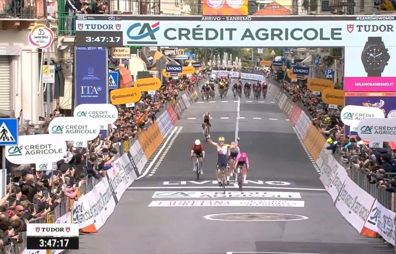 Visma | Lease a Bike active, Niewiadoma crashes heavily and Pieterse lights up finale, but Kopecky wins Sanremo Women