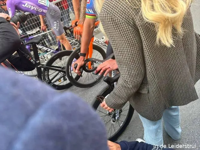 🎥 Sanremo: Leading group took wrong turn; crashes involving INEOS, Pogacar, Van Aert, and Van der Poel injured