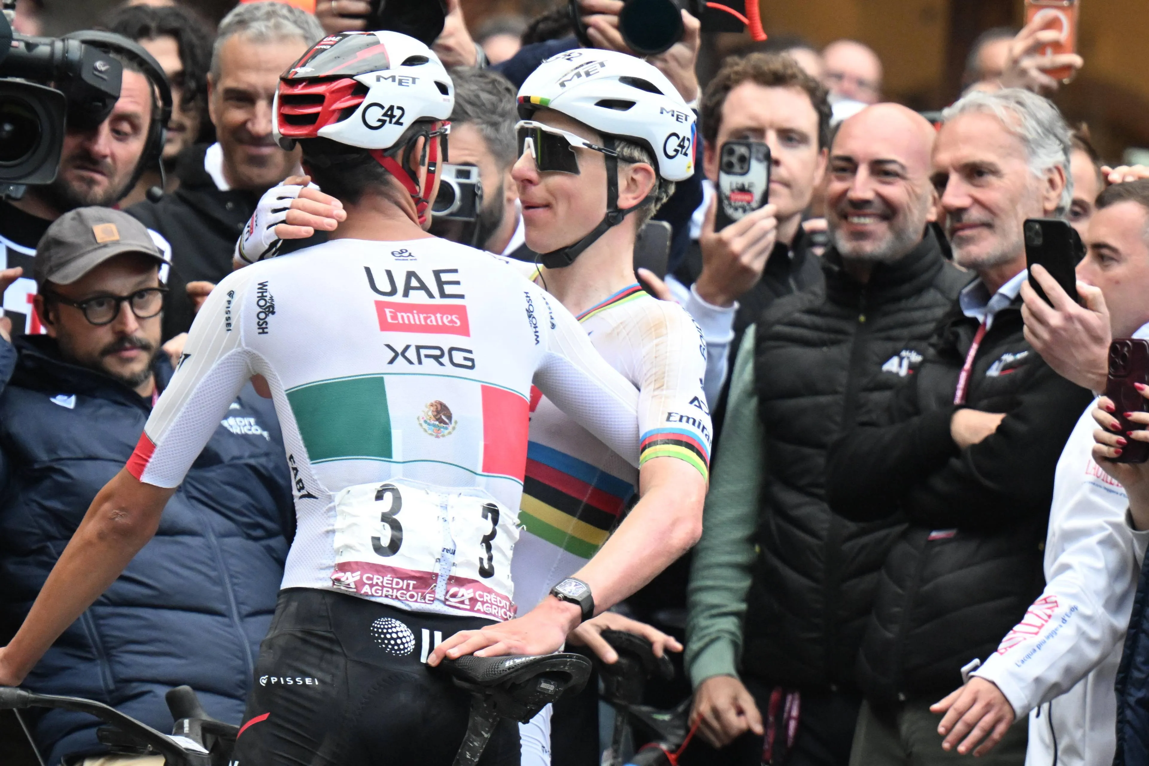 Pogacar prijst 'young bullets' Isaac en Jan na waanzinnige solo: 'Maakte het makkelijker om alleen te gaan'