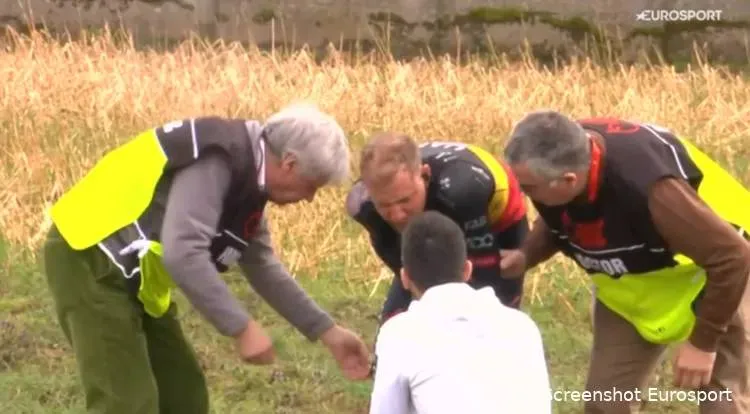 🎥 End of Tim Wellens’ spring? Belgian breaks collarbone in Kuurne crash and must go under the knife