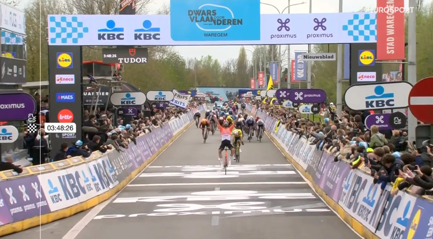 Ganna breaks Van Aert’s heart again, overpowering him in the final metres of Dwars door Vlaanderen