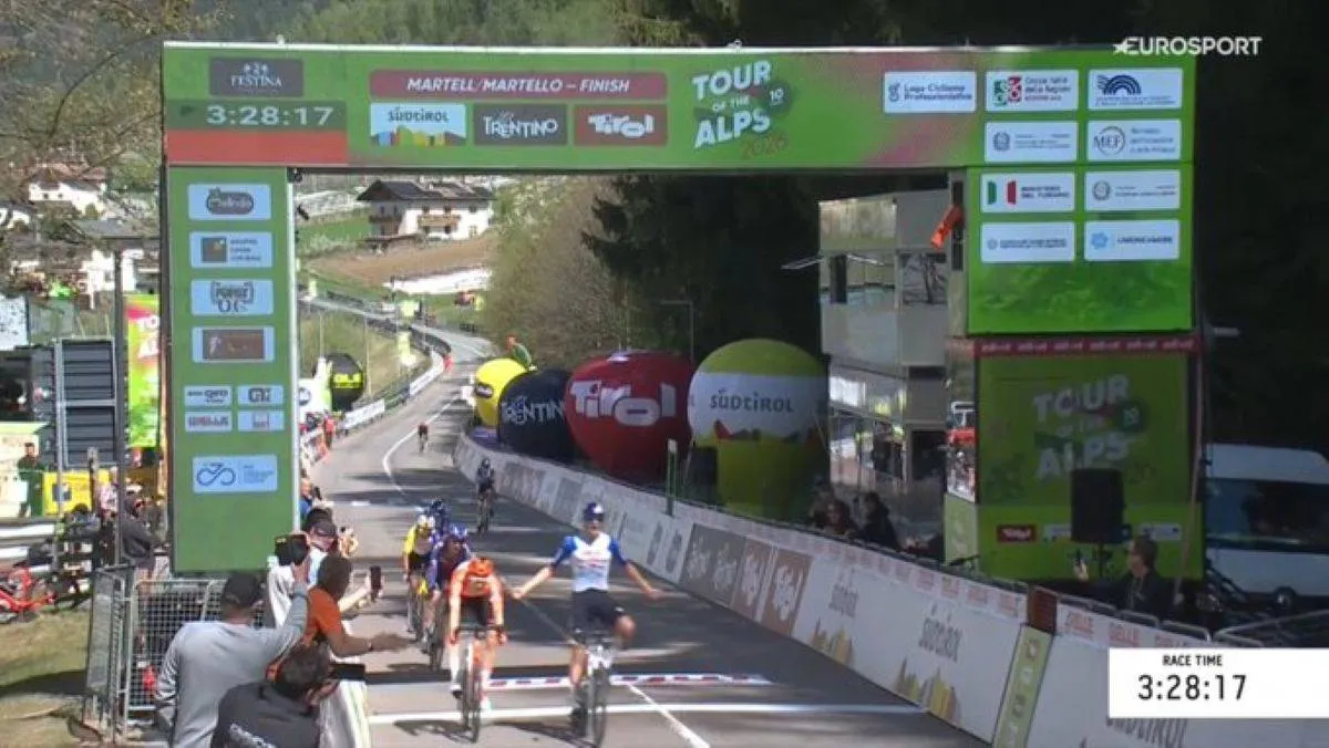 So close again for Arensman as Pellizzari wins stage 2 of the Tour of the Alps