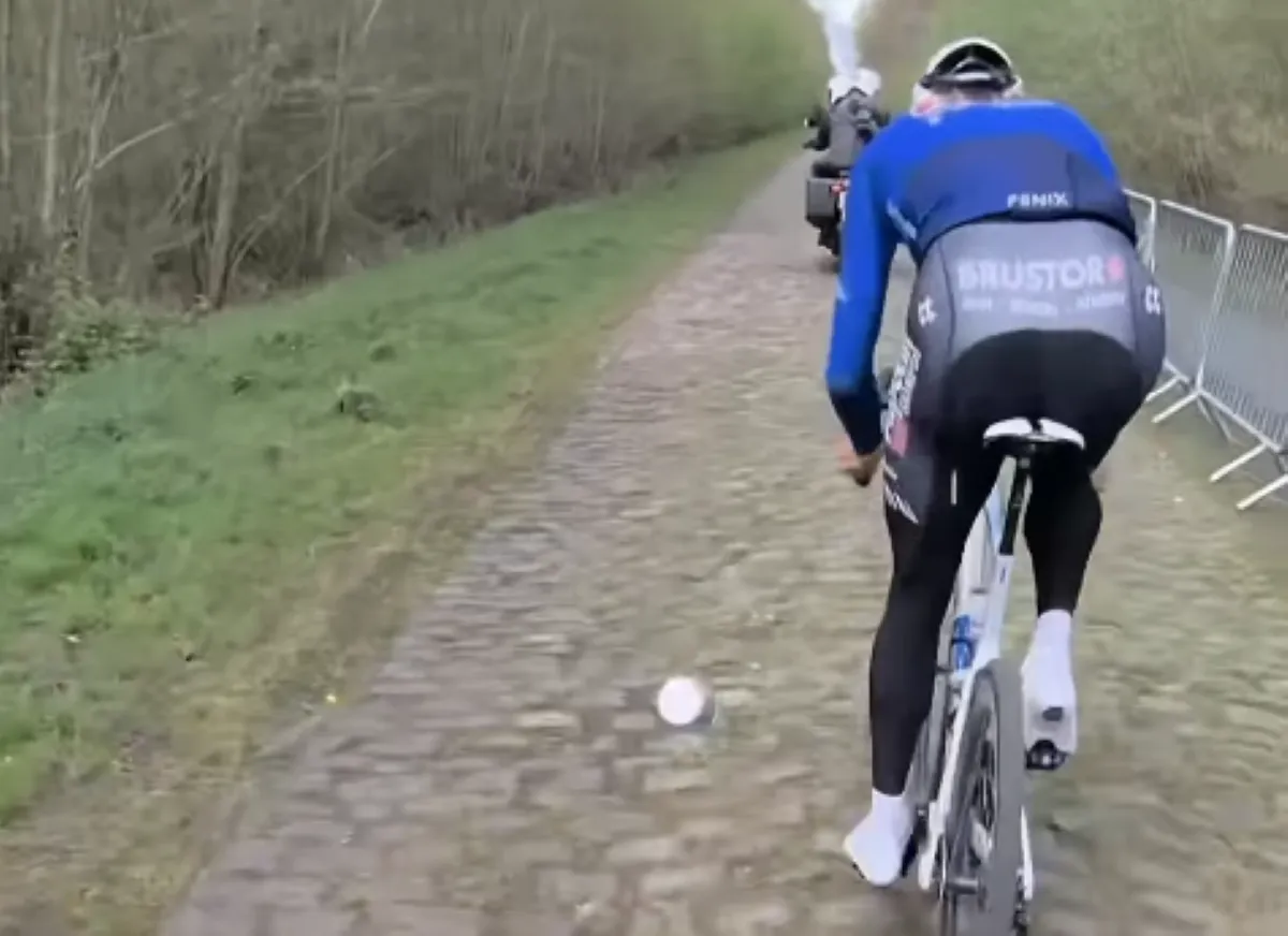 🎥 Van der Poel nutmegs teammate Del Grosso with a water bottle during Roubaix recon