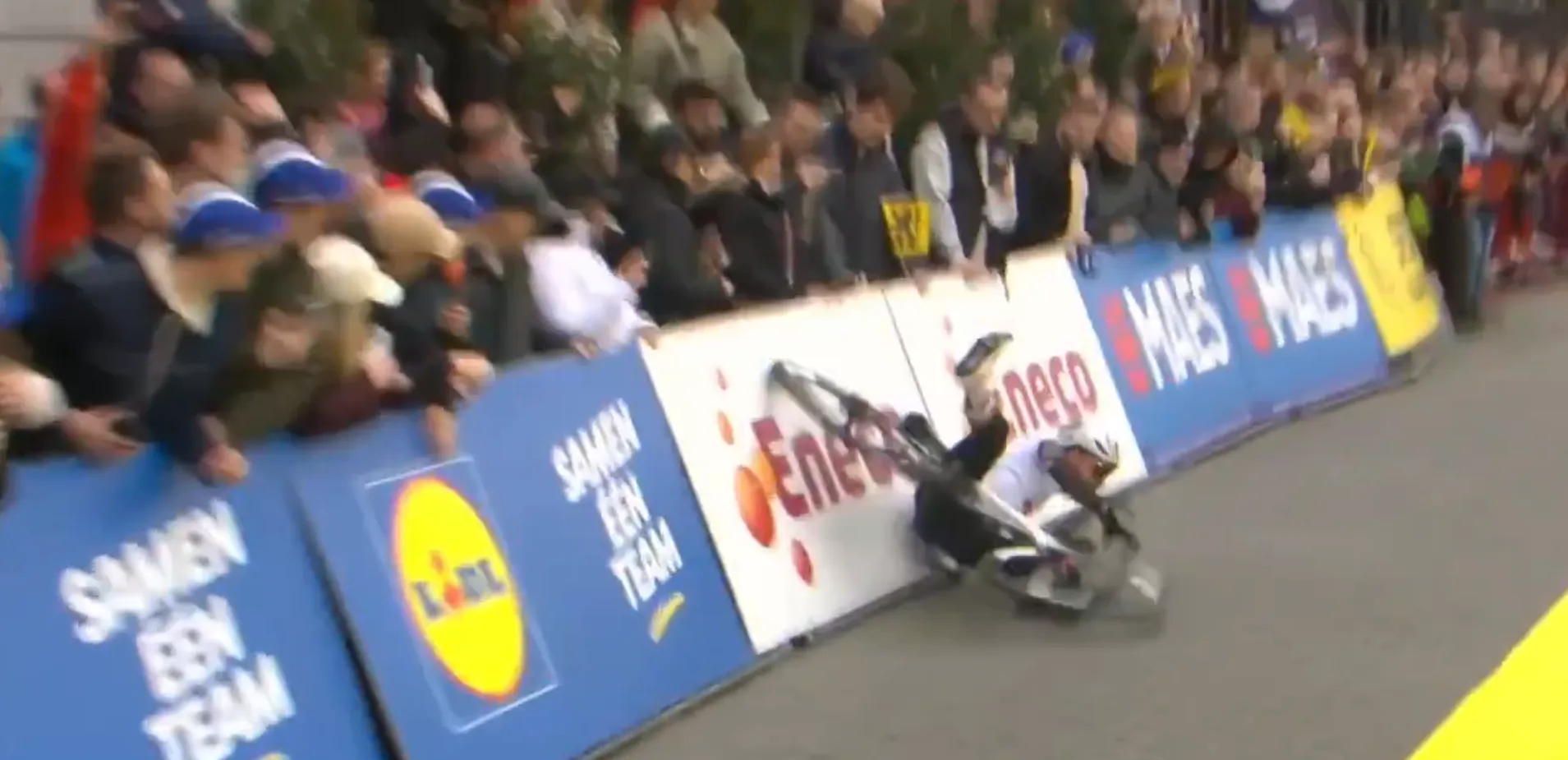 🎥 Rui Oliveira crashes just metres after unofficial Tour of Flanders start