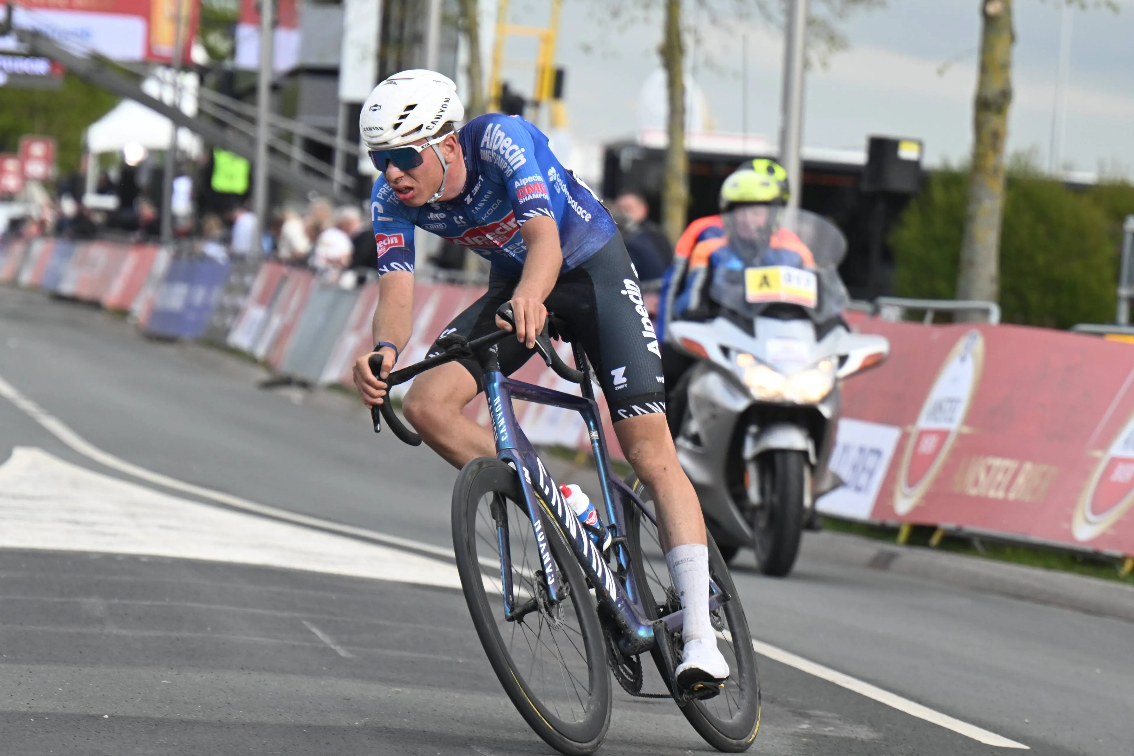 Senna Remijn (20) explains what happened after his lights went out on the Cauberg