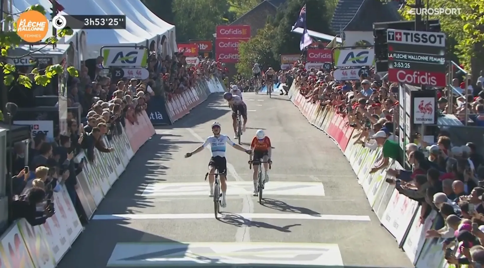 Demi Vollering holds off late Puck Pieterse charge to win La Flèche Wallonne Femmes