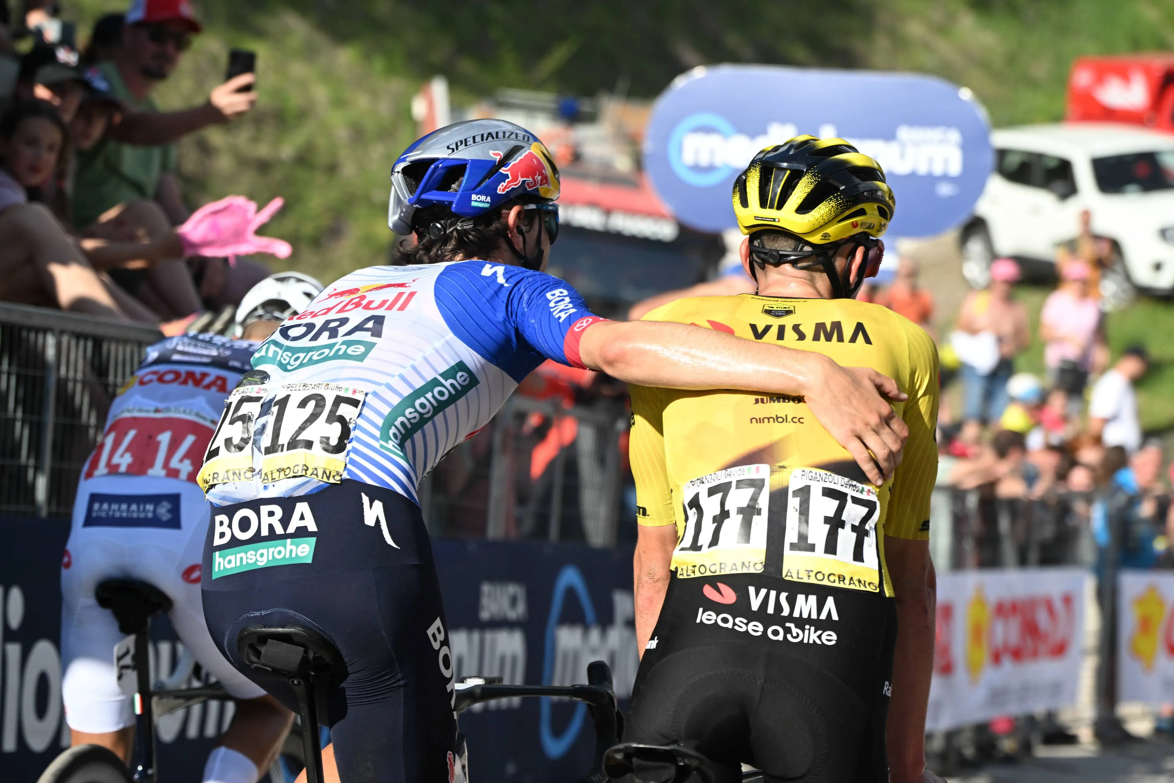 White jersey battle tightens as Davide Piganzoli gets a pat on the back from Giulio Pellizzari