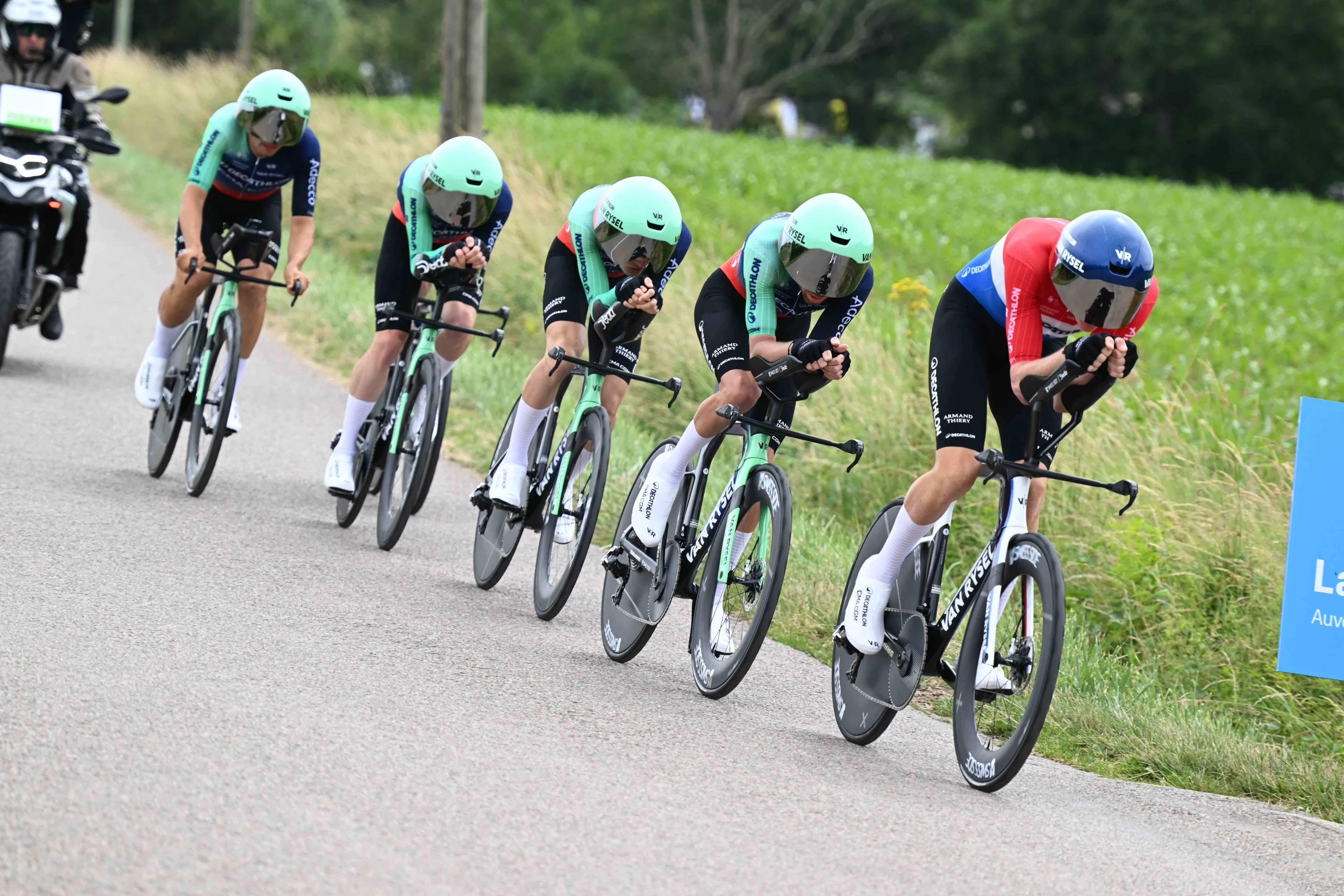 What did Hoole's gesture to Seixas mean at the Rhône-Alpes team time trial? 'It naturally goes fast'