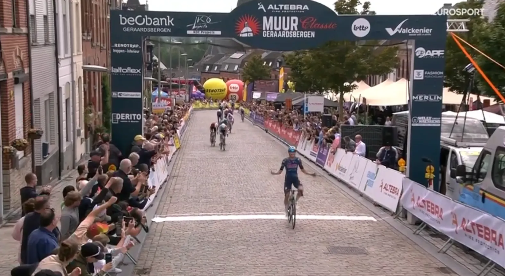 Magnier keeps winning with incredible sprint at Muur Classic Geraardsbergen