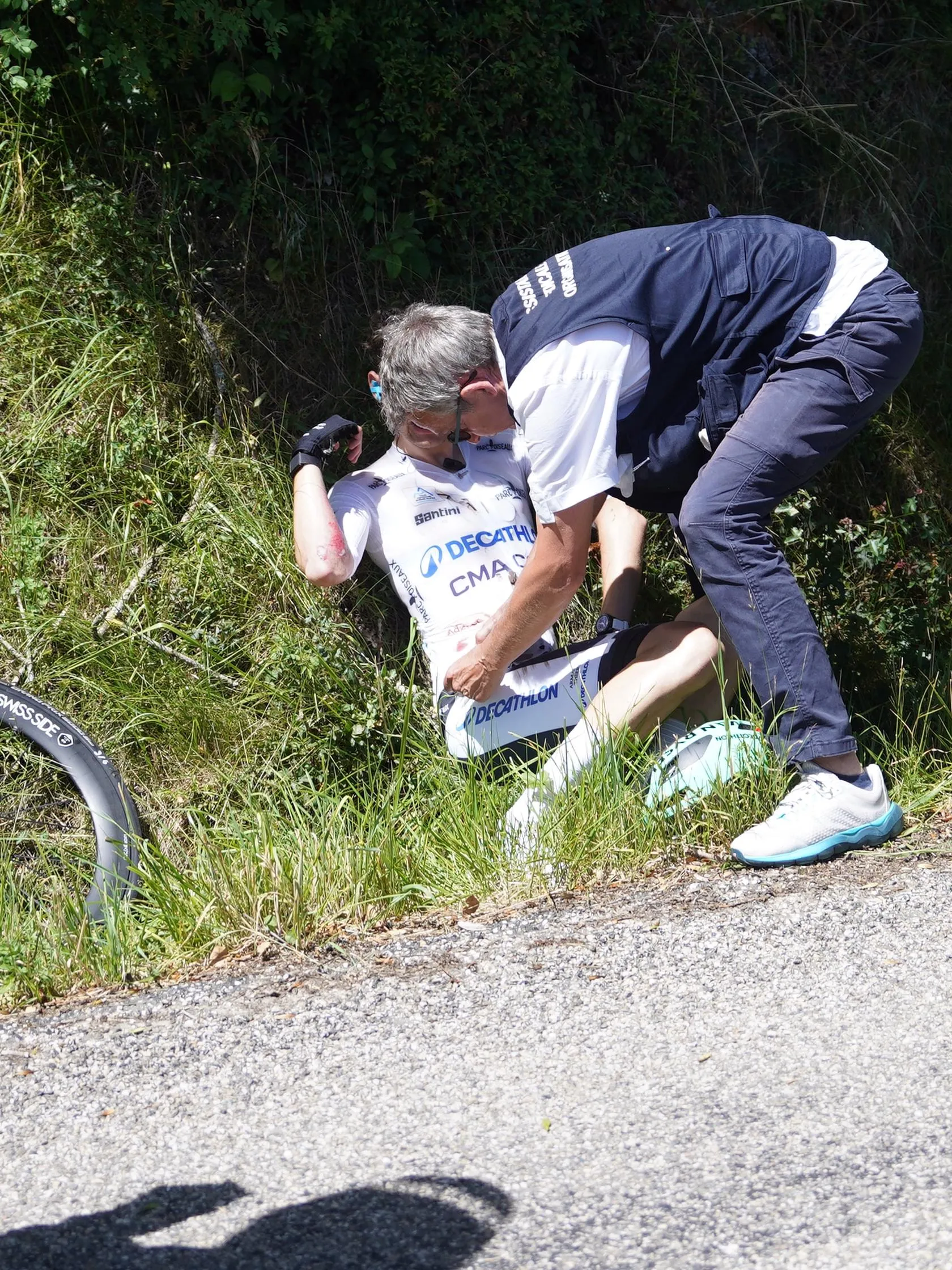 Paul Seixas crashes hard in stage 7 of Tour Auvergne-Rhône-Alpes, race already neutralized for some time
