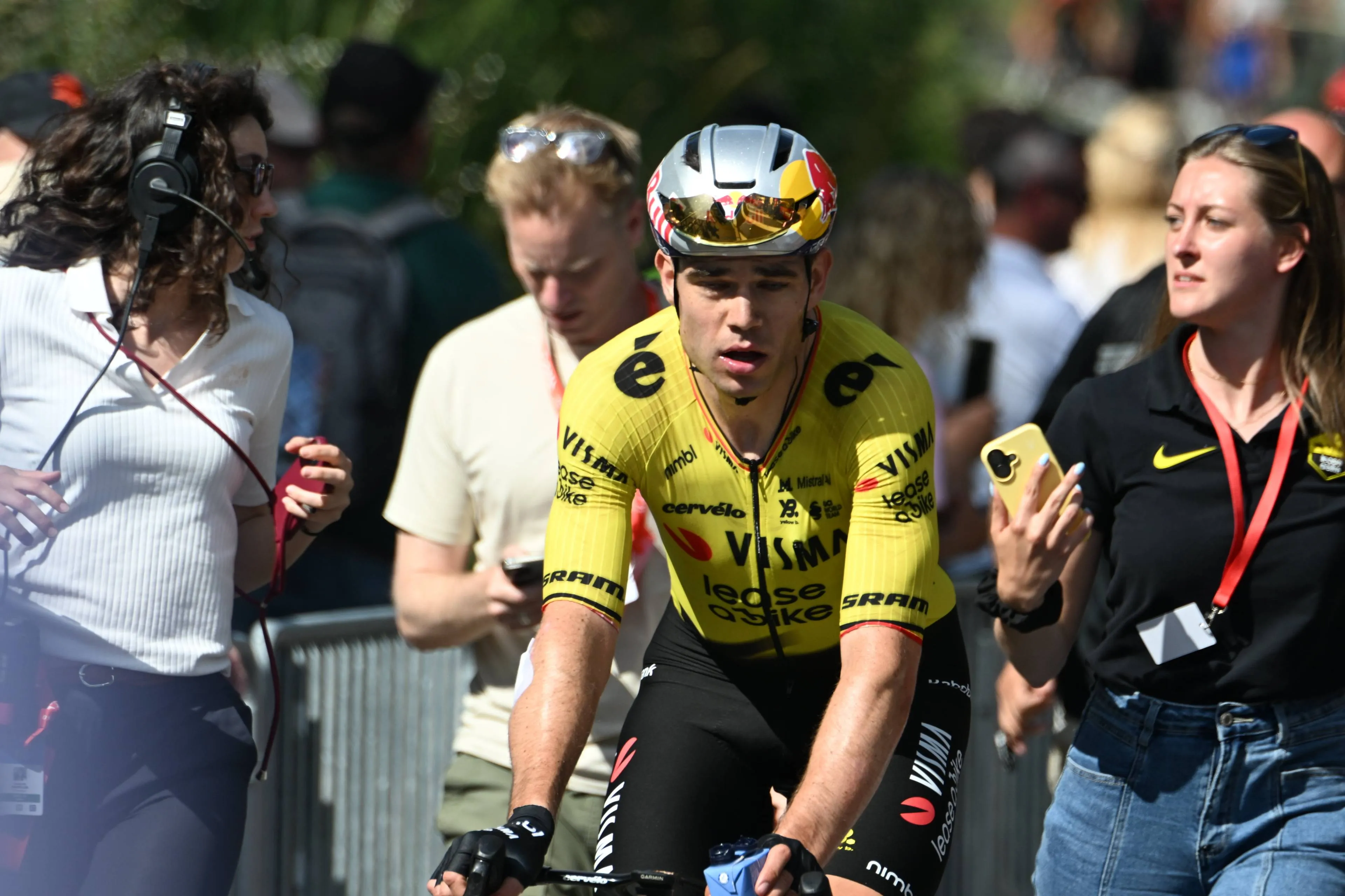 Van Aert's sprint win even more impressive in light of his crash: 'We need to keep an eye on it'