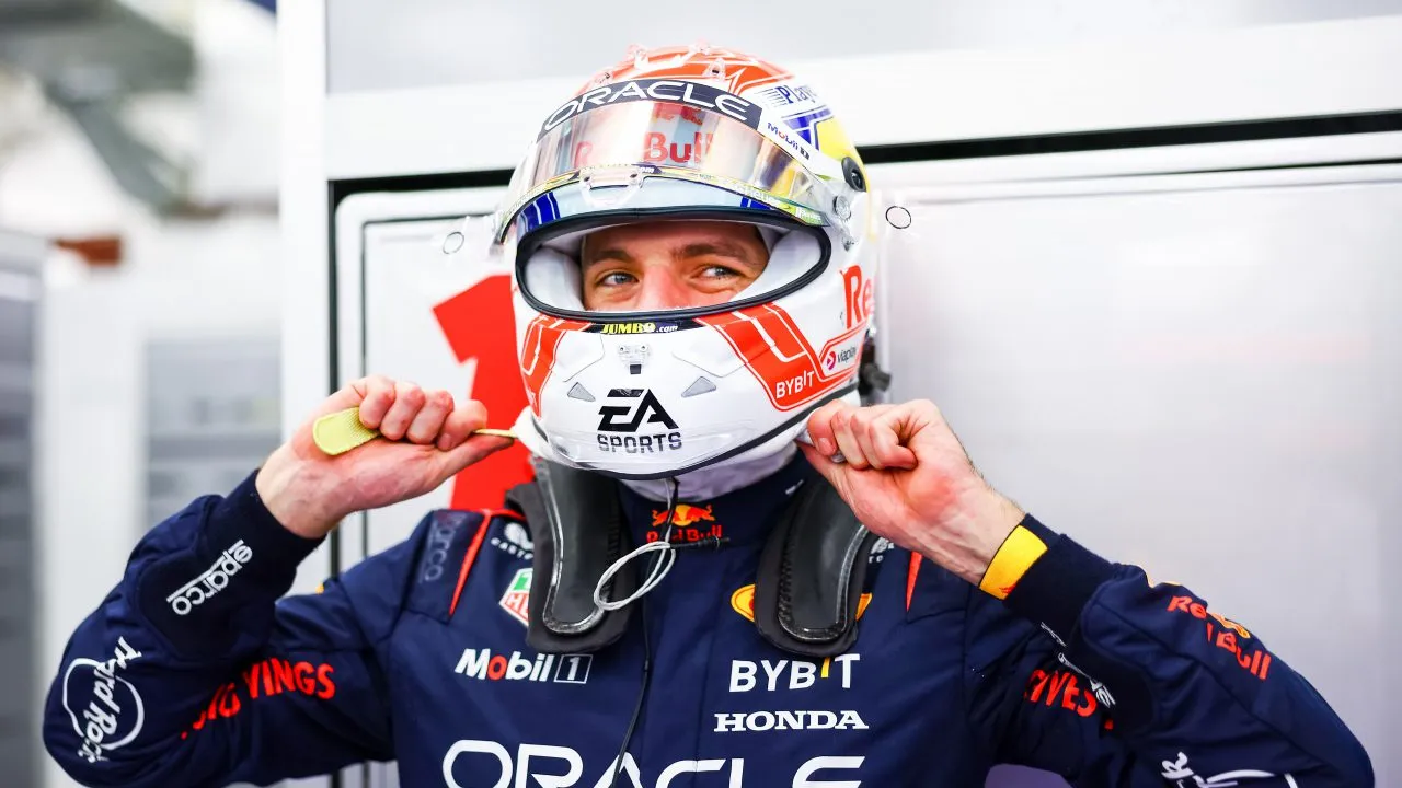 max verstappen helm blij pre season test 2023f1677485834