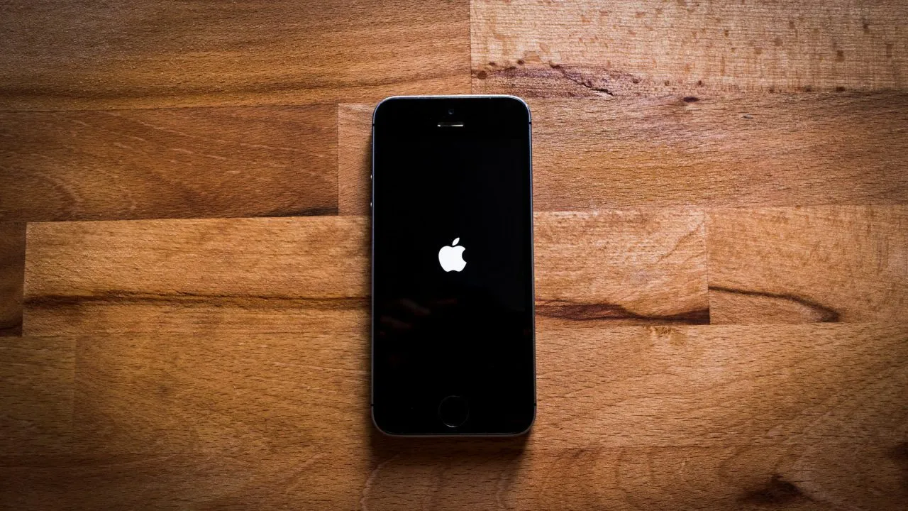 space gray iphone 5s 1294886f1581349451