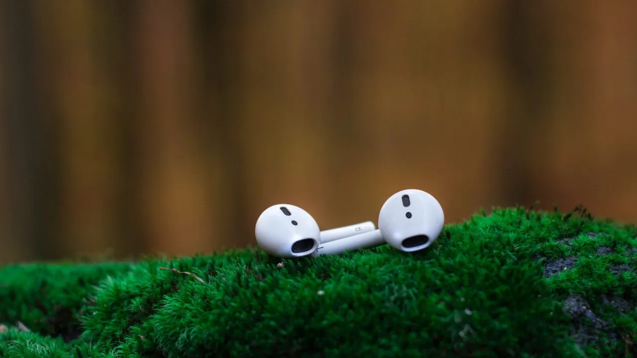 shallow focus photography of white airpods on green surface 1646704f1582547405
