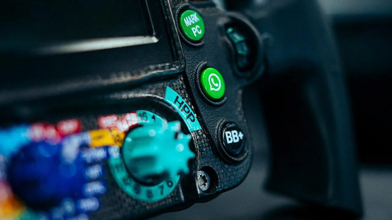 Hamilton en Russell kunnen voortaan het team WhatsAppen in F1