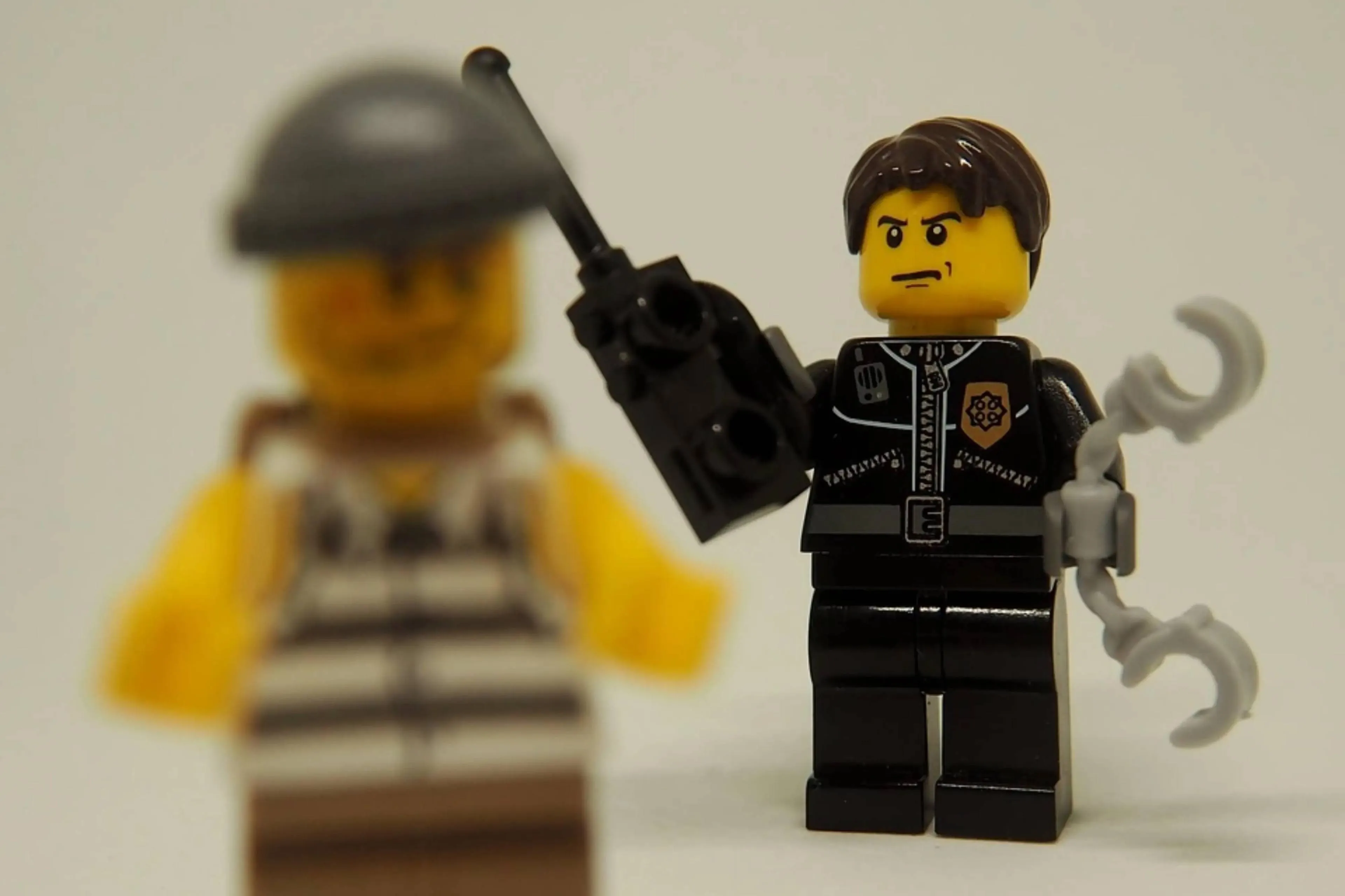 Dieven stelen voor 20.000 dollar aan LEGO terwijl truckers liggen te ...