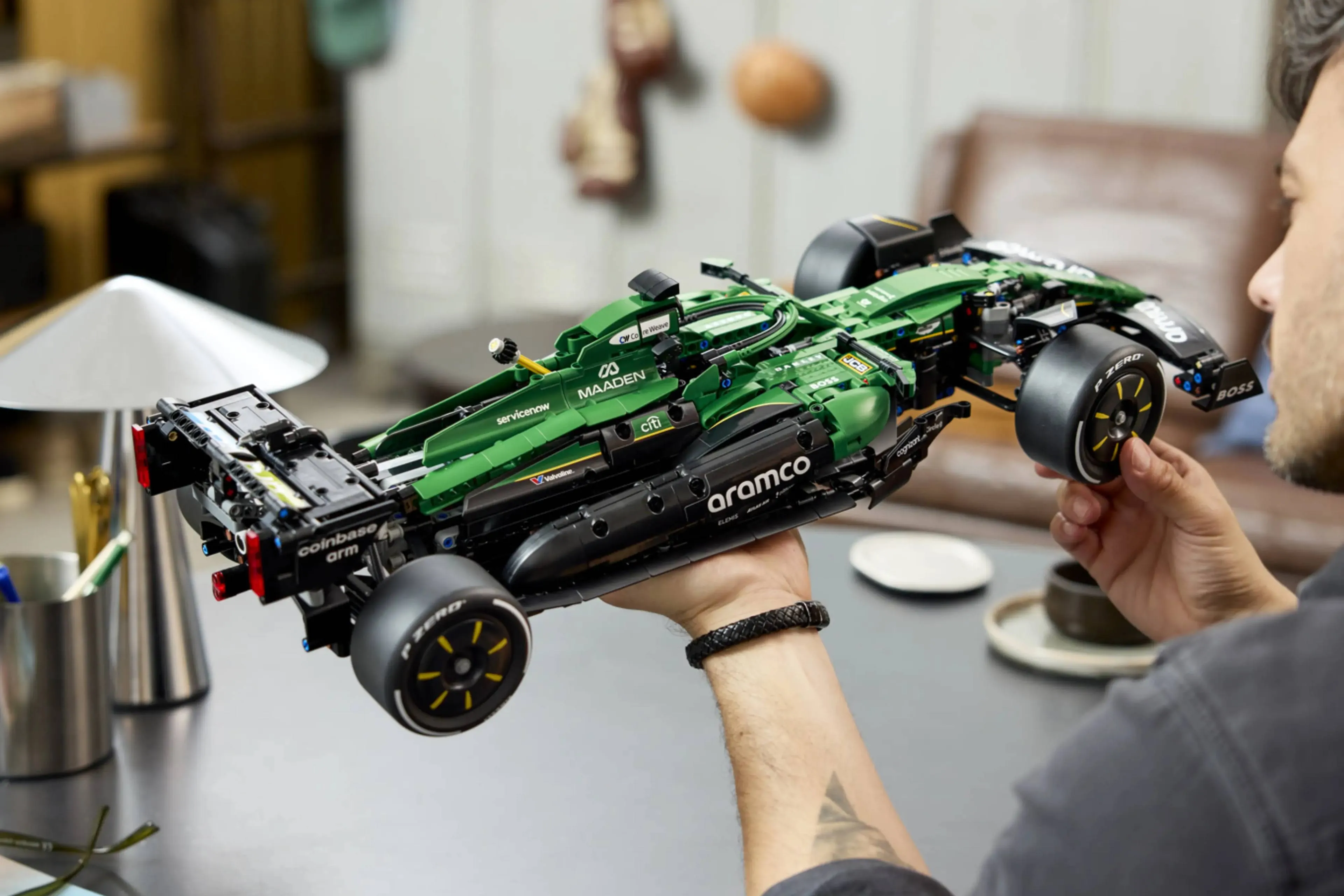 De LEGO Technic Aston Martin Aramco AMR25 F1 auto schiet met bizarre korting uit de pitlane