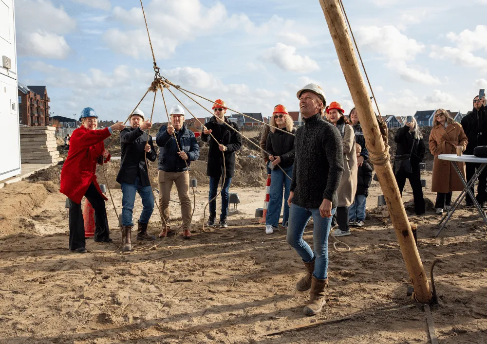 Samen met kopers symbolisch de eerste paal staan