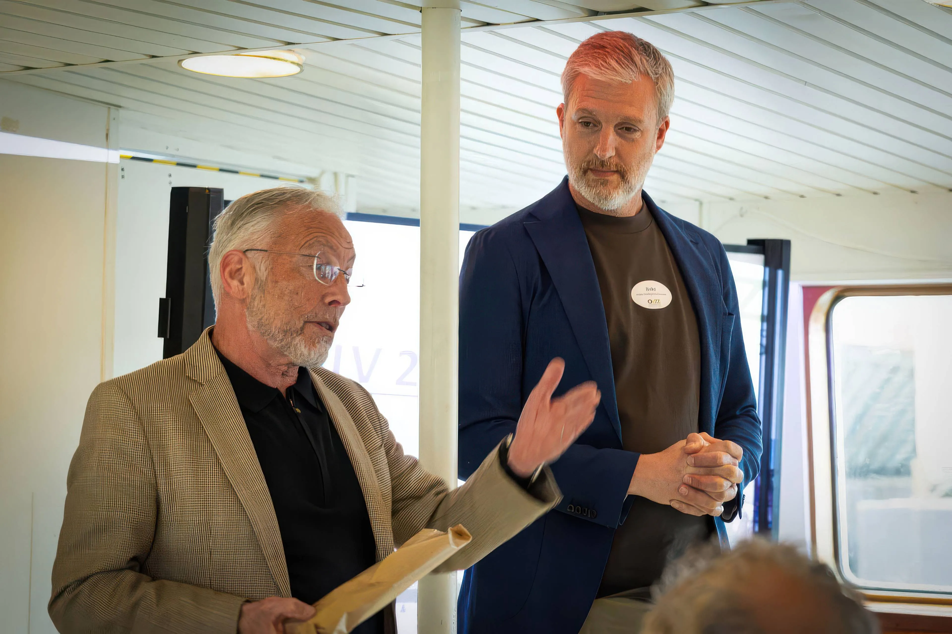 Directeur Rob Smits overhandigt Bolke Koster de voorzittershamer.