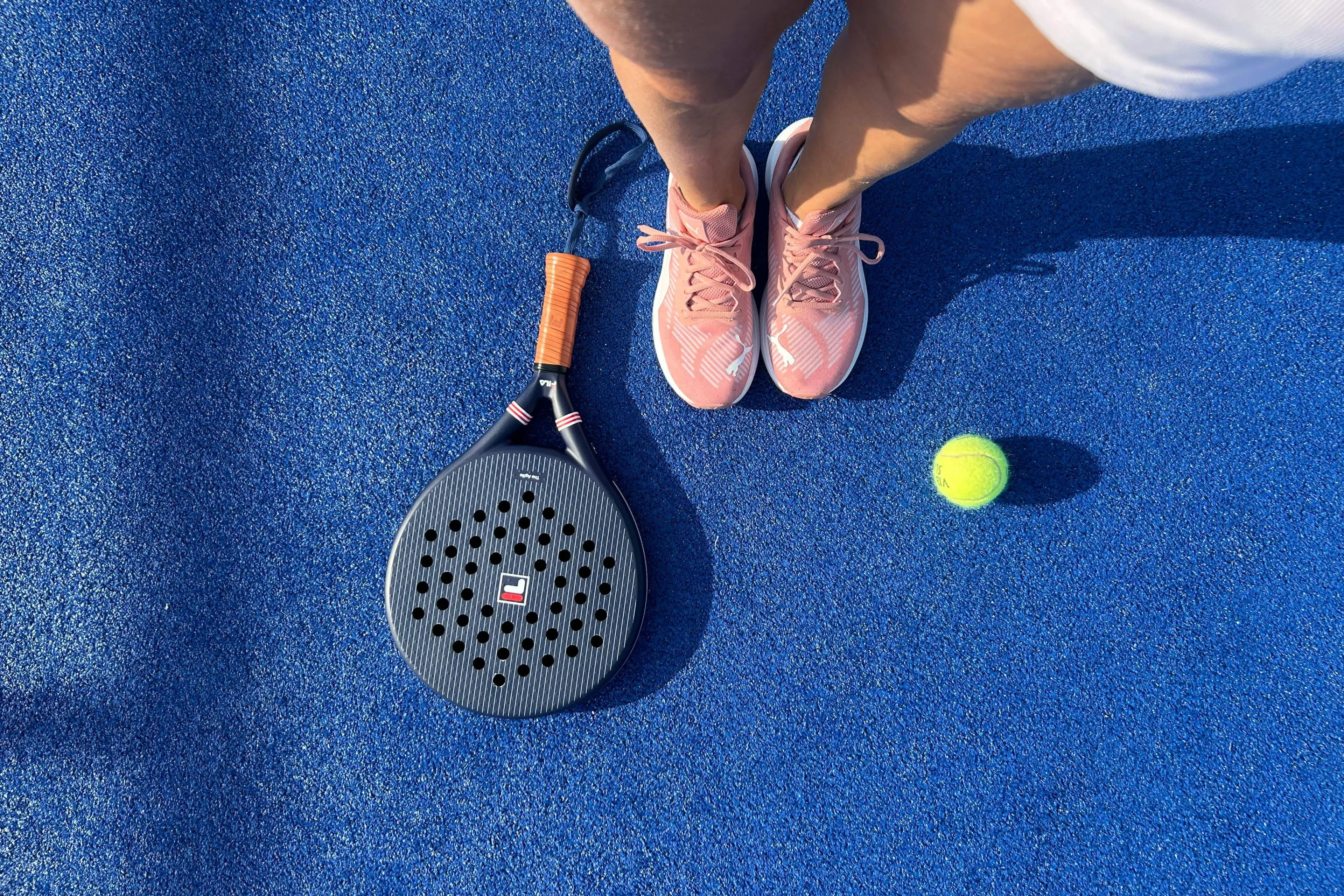 free-photo-of-padel-player-with-racket-and-ball-on-blue-court