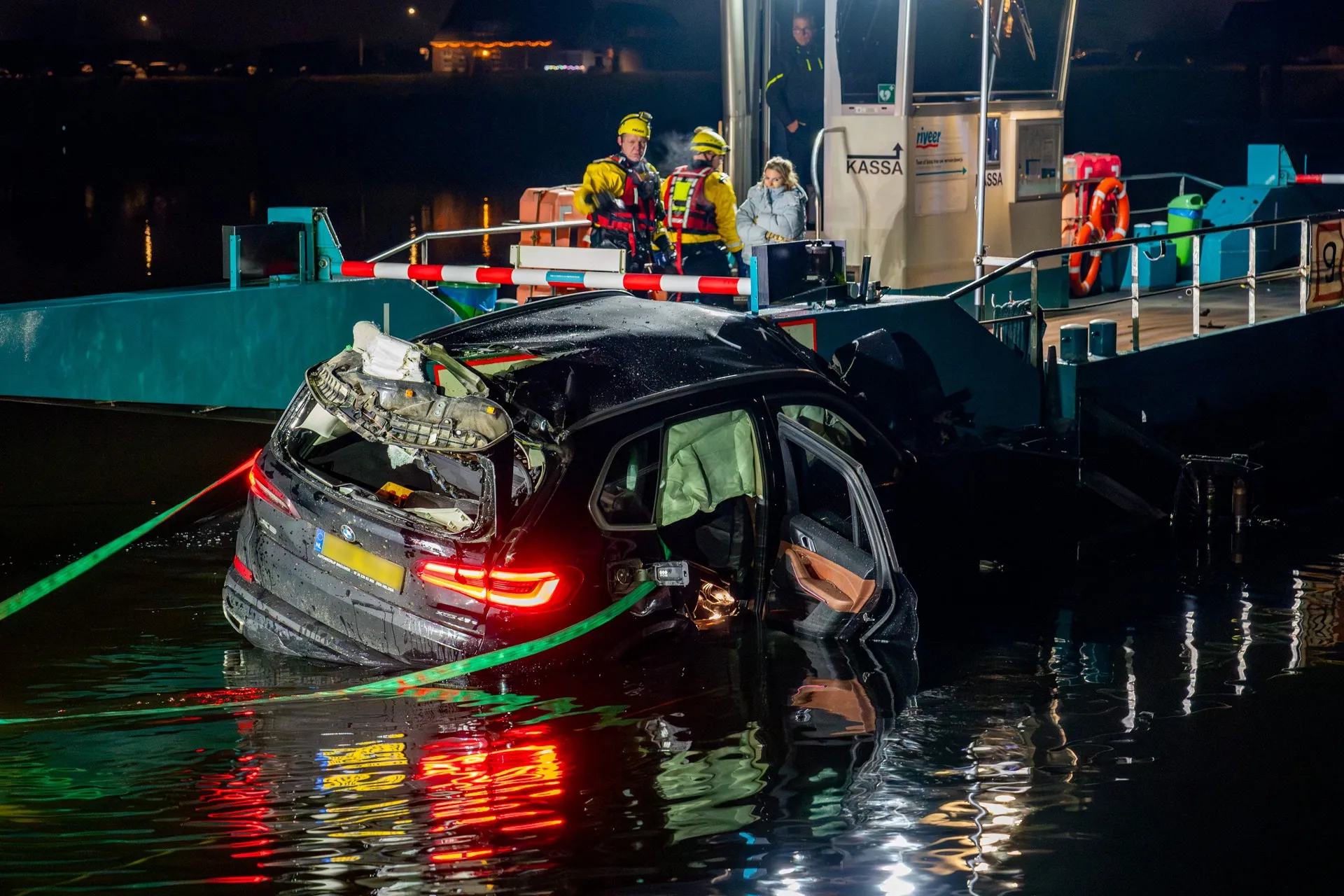 Auto boort zich met hoge snelheid in arm veerpont Aalst - Veen, veerpont afgedreven