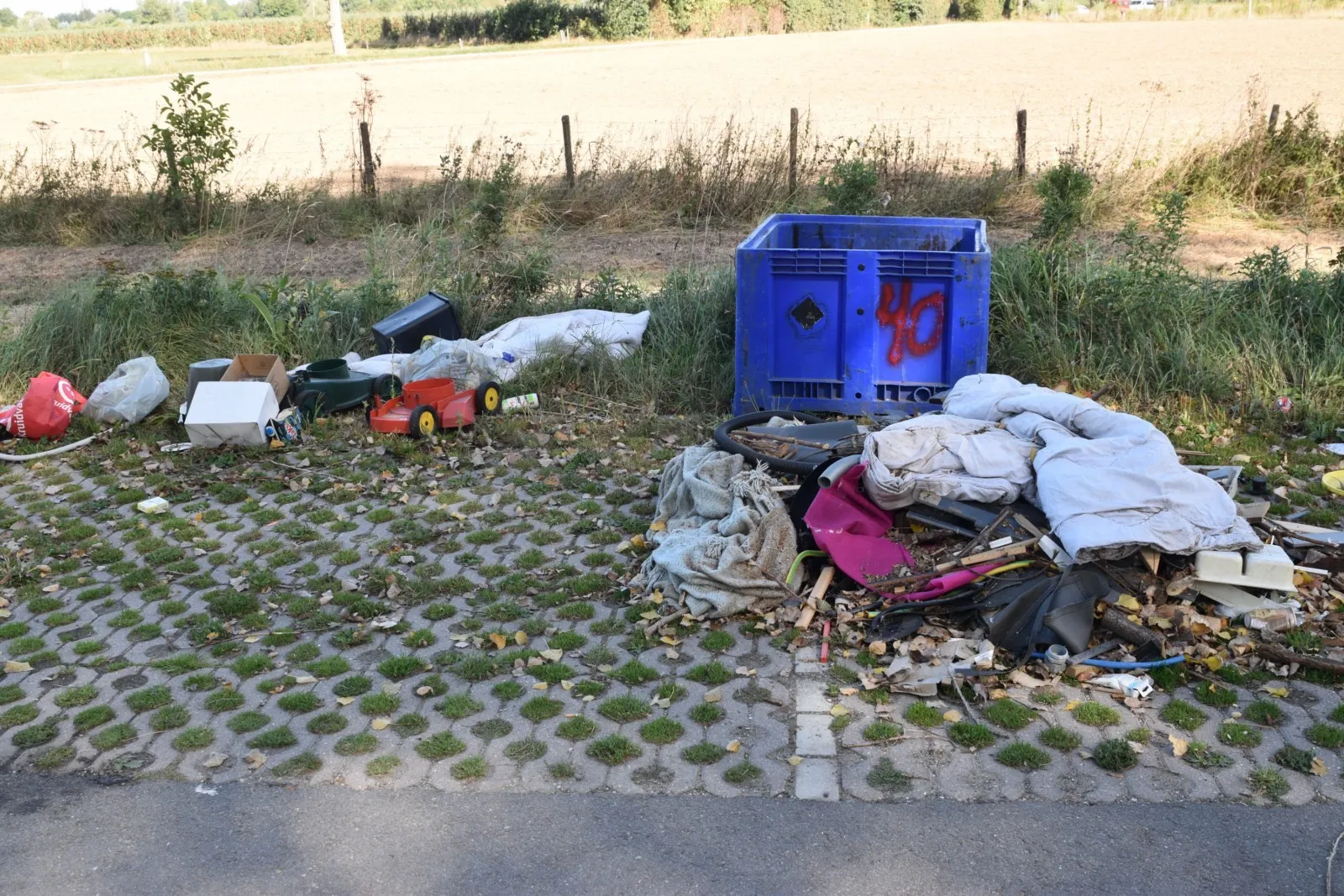 Grote partij illegaal afval gedumpt bij Nederhemert Zuid