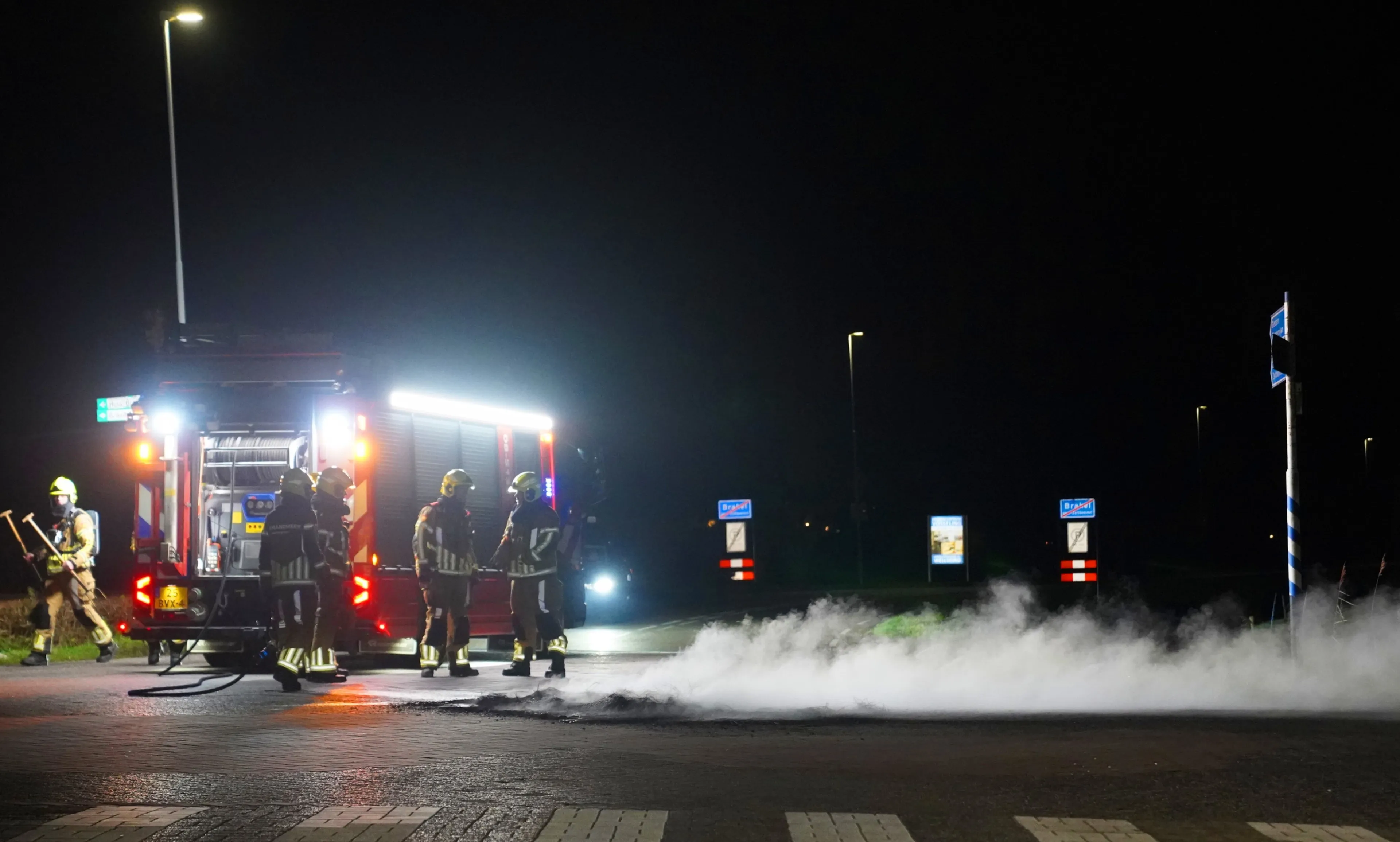 Brandende stapel autobanden zorgt voor nachtelijke inzet brandweer in Brakel