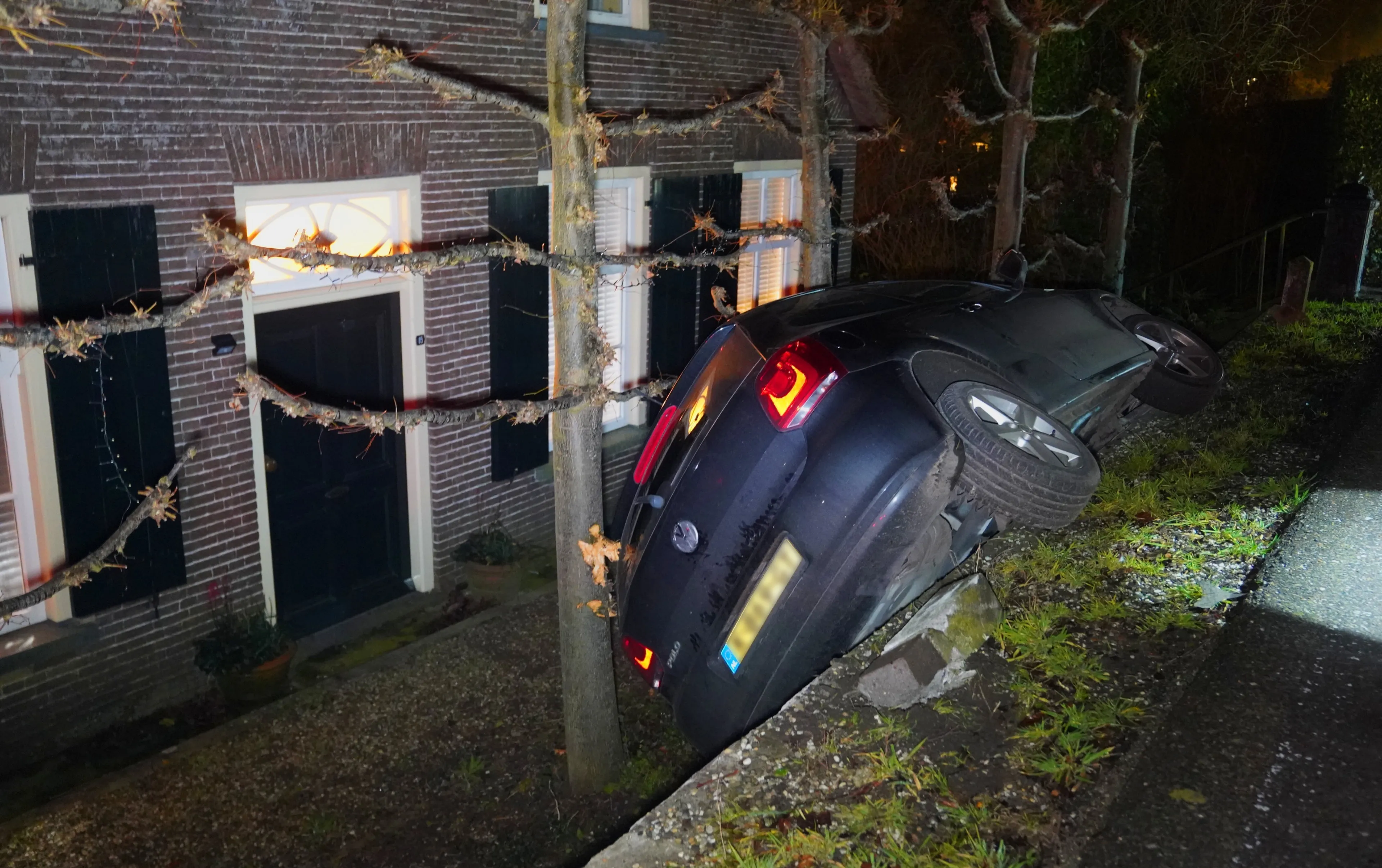 Dronken automobilist belandt met auto van Waaldijk in Zuilichem