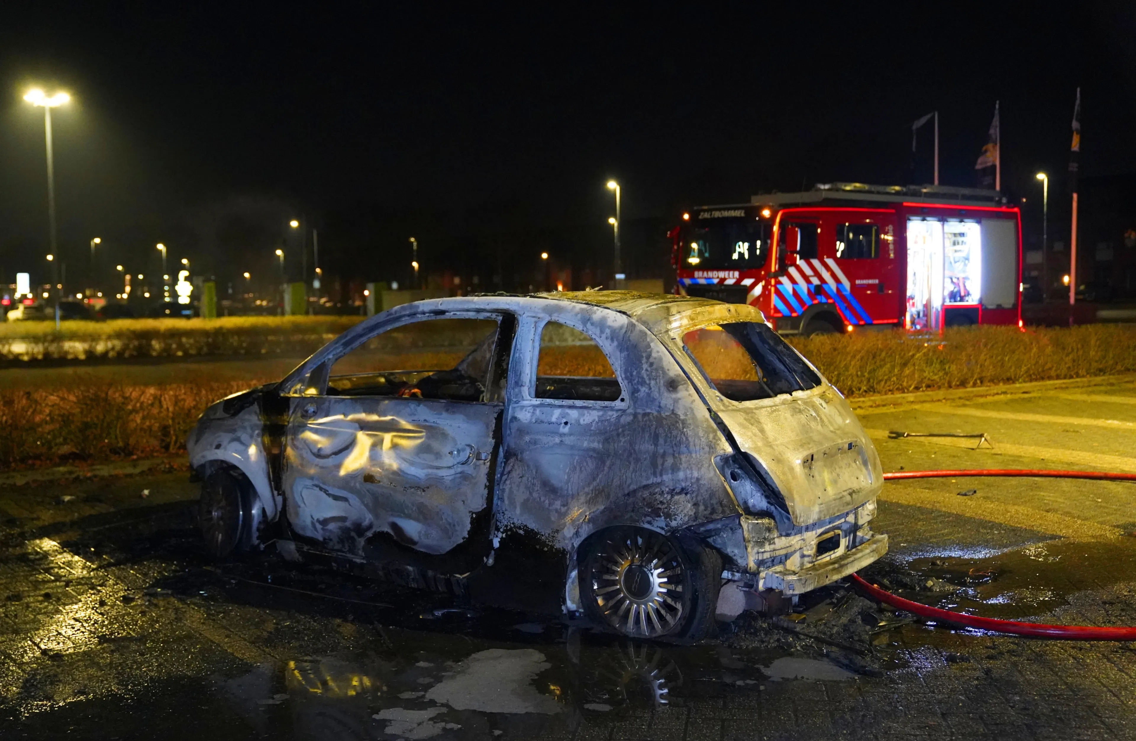 Auto uitgebrand op parkeerplaats bij fitnesscentrum in Zaltbommel