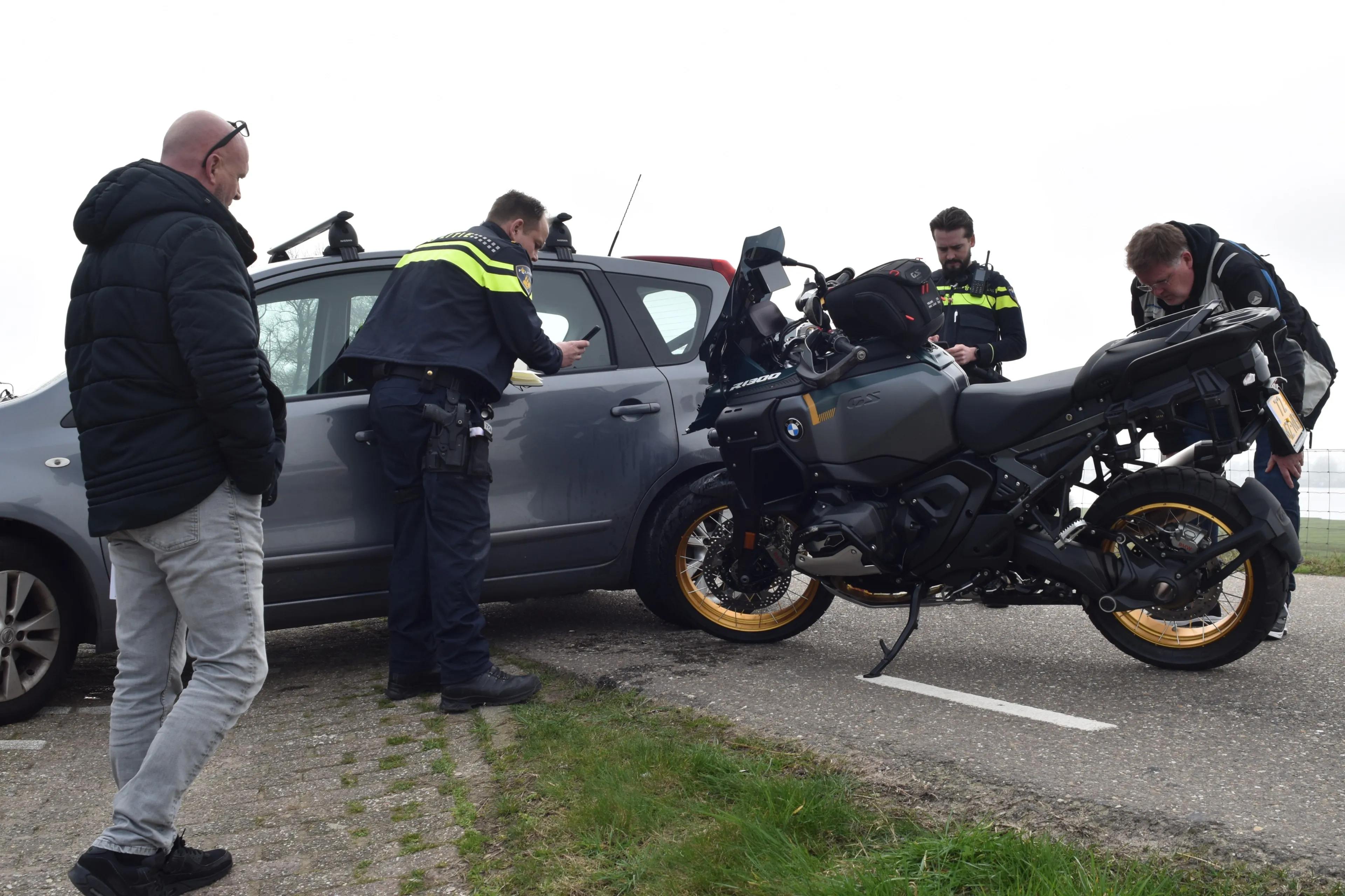 Aanrijding tussen motor en auto op Maasdijk in Aalst
