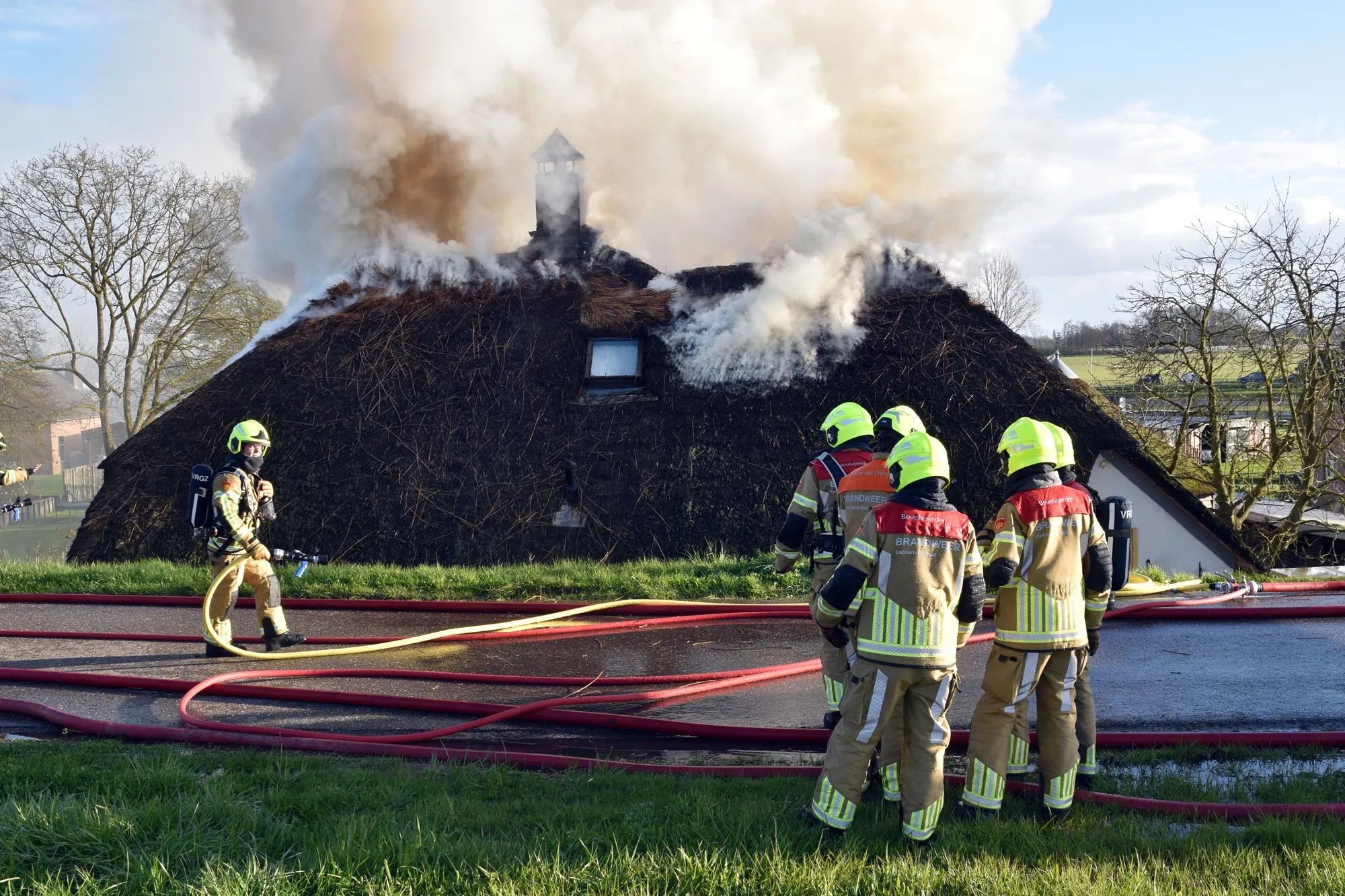 Grote brand in woning met rieten dak in Zuilichem